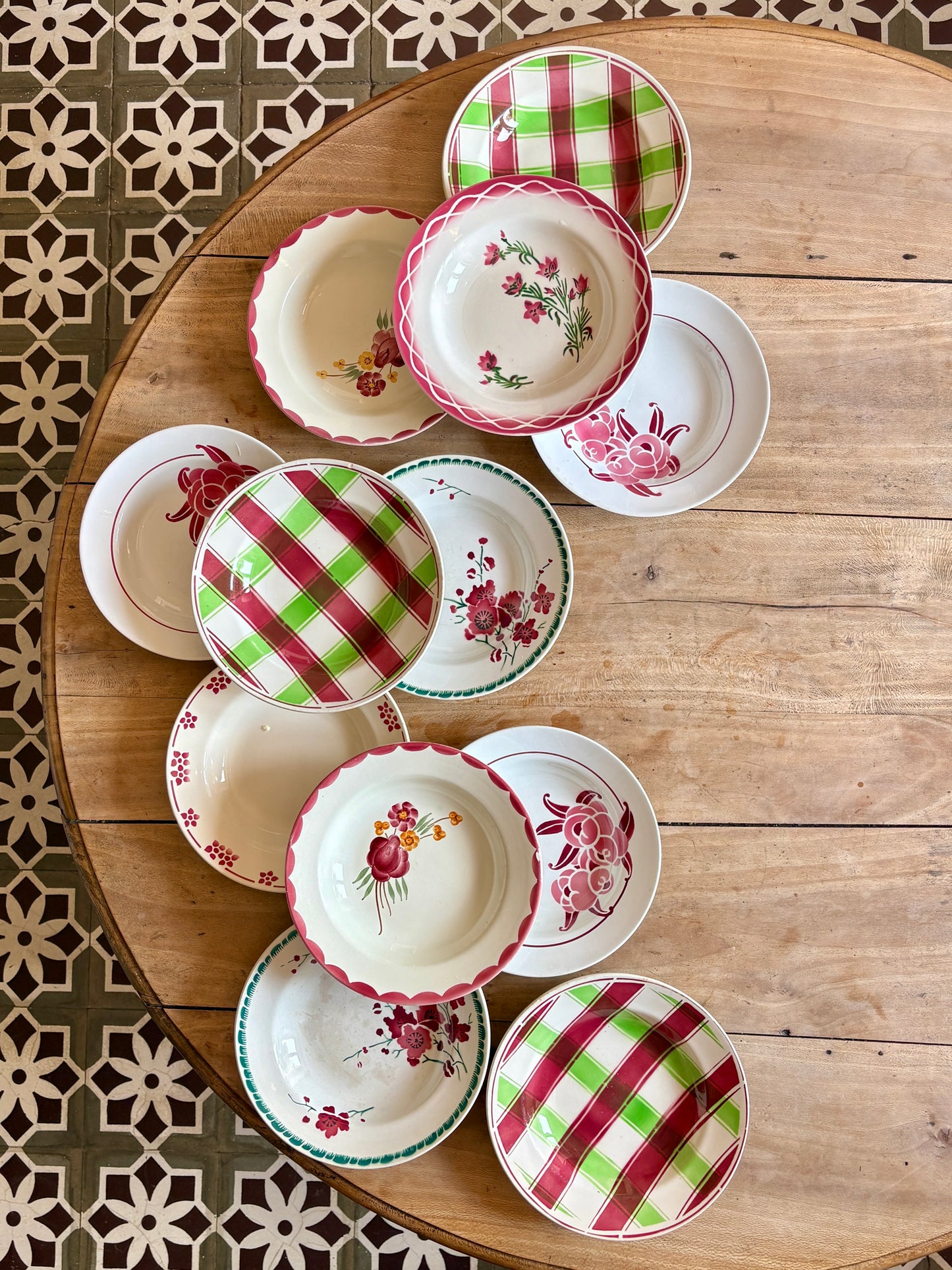 Lot de 12 assiettes creuses anciennes dépareillées