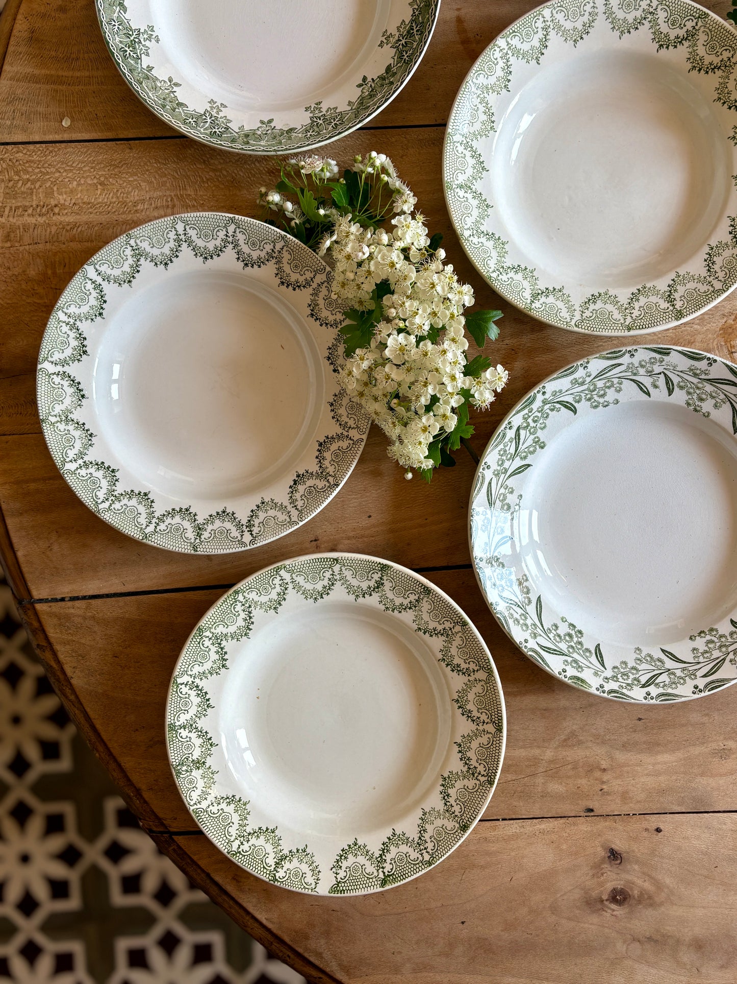 Lot de 6 assiettes vintage en terre de fer dépareillées