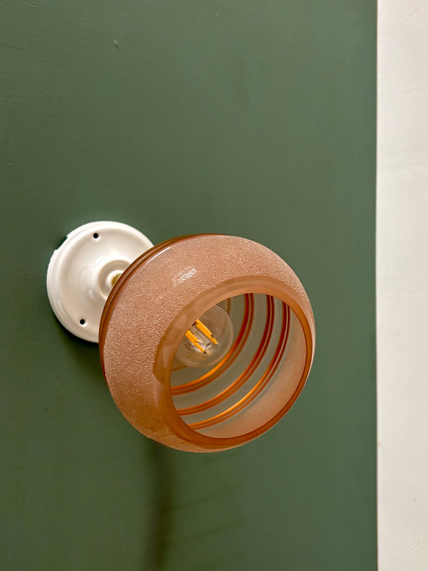 Applique globe vintage en verre granité rose et doré