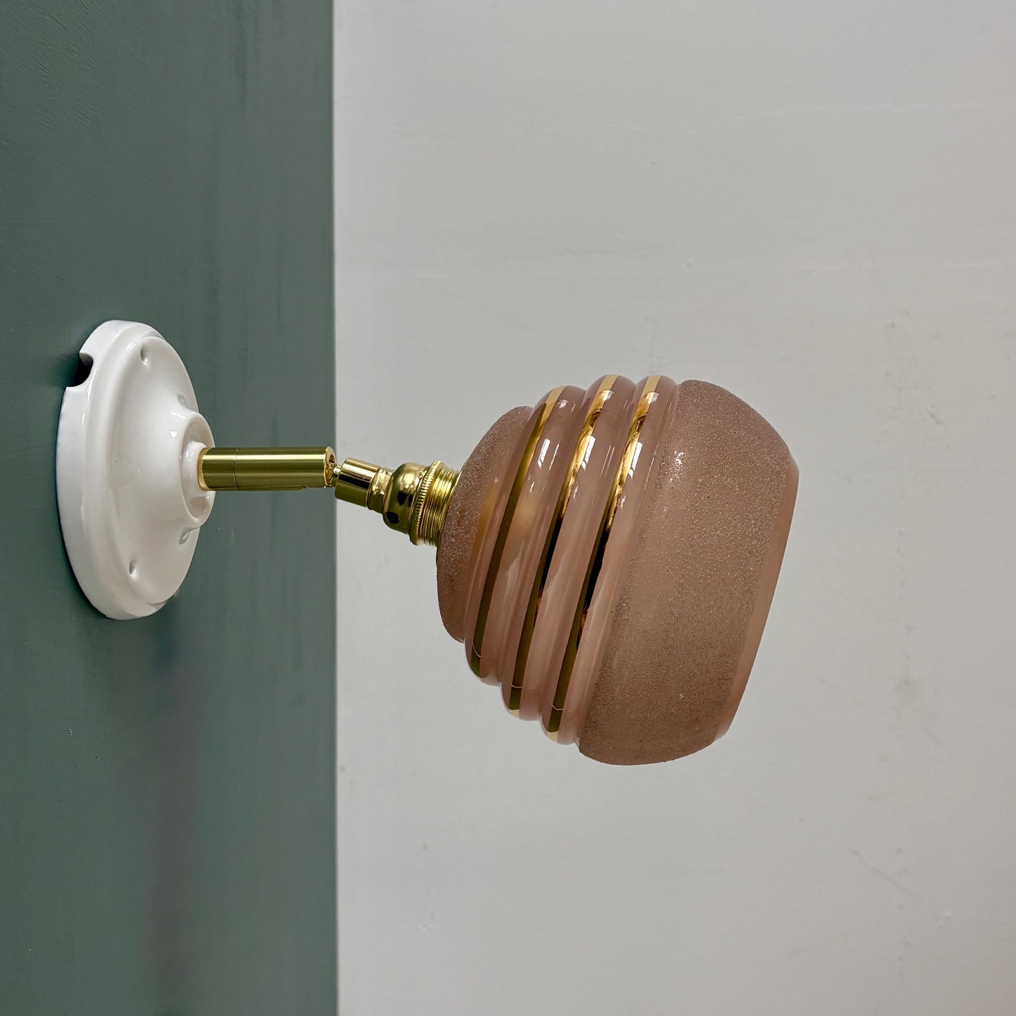 Applique globe vintage en verre granité rose et doré