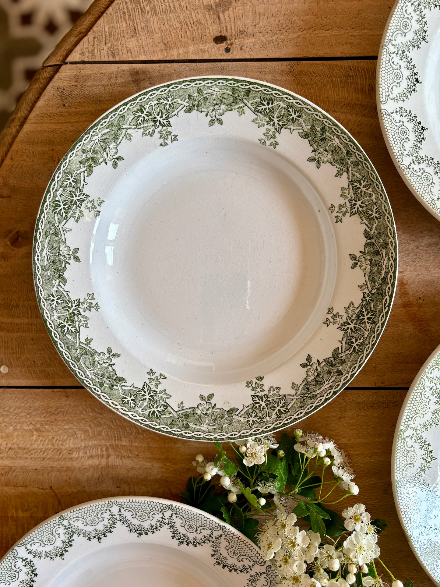 Lot de 6 assiettes vintage en terre de fer dépareillées