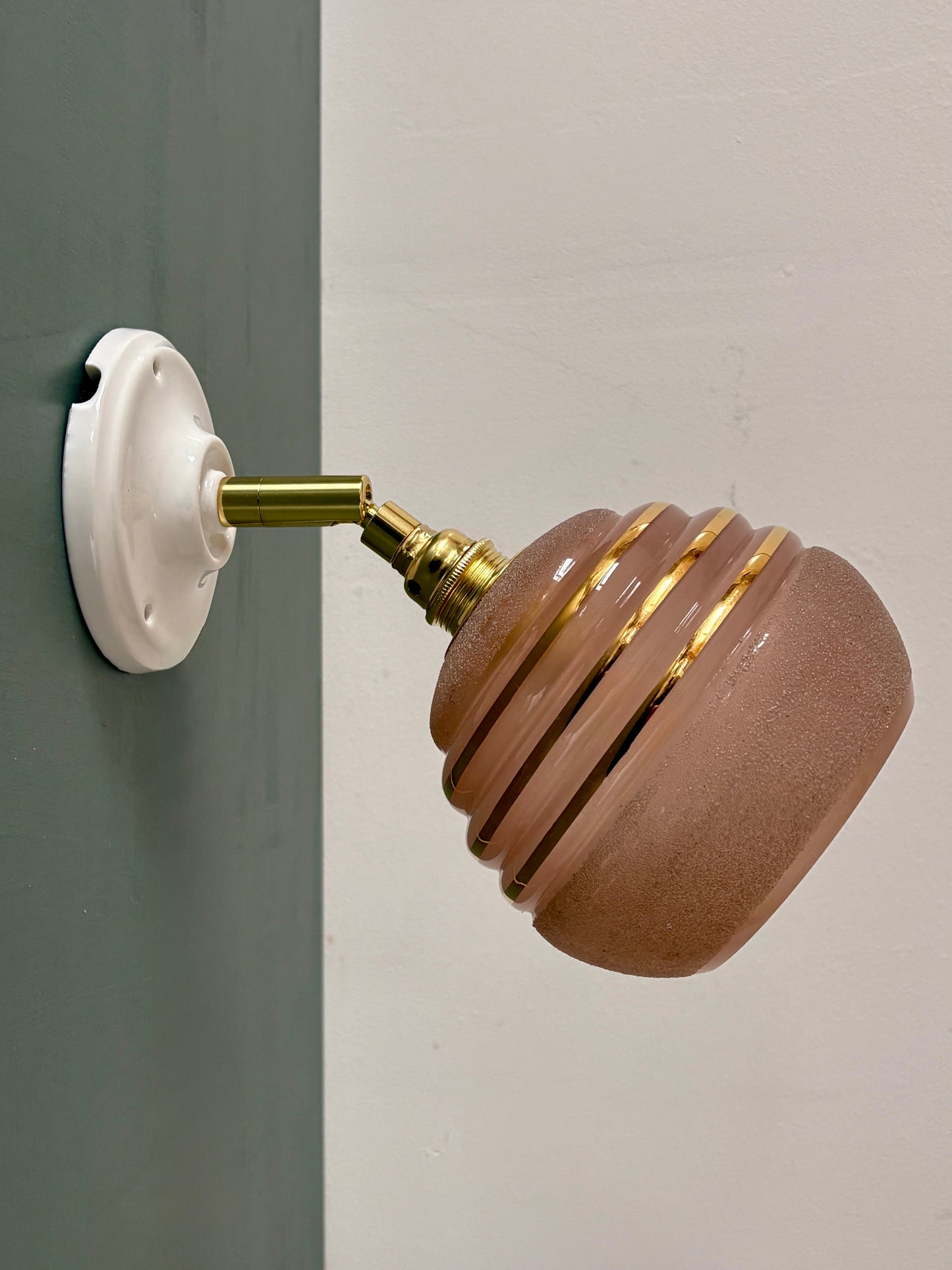 Applique globe vintage en verre granité rose et doré