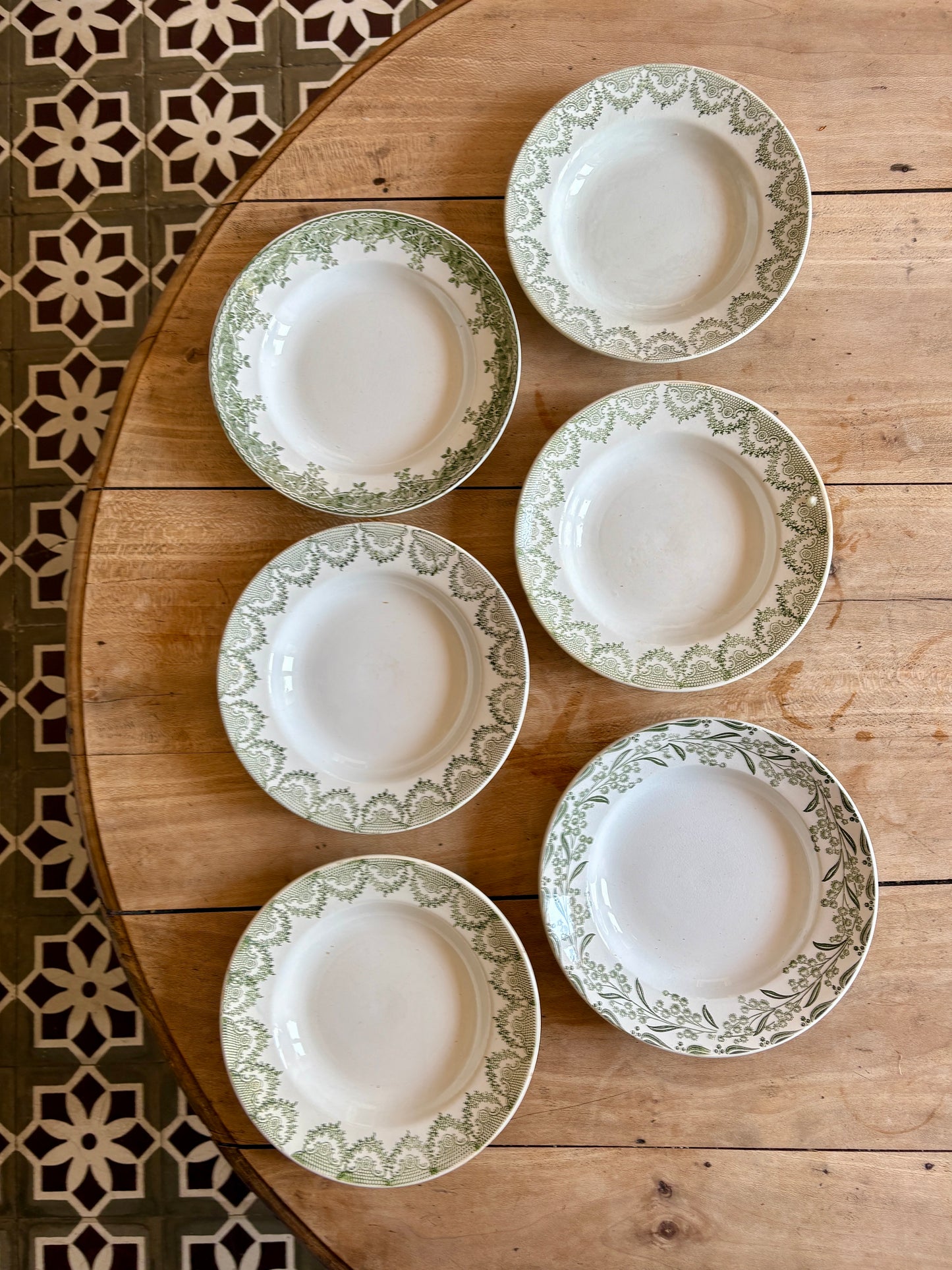 Lot de 6 assiettes vintage en terre de fer dépareillées