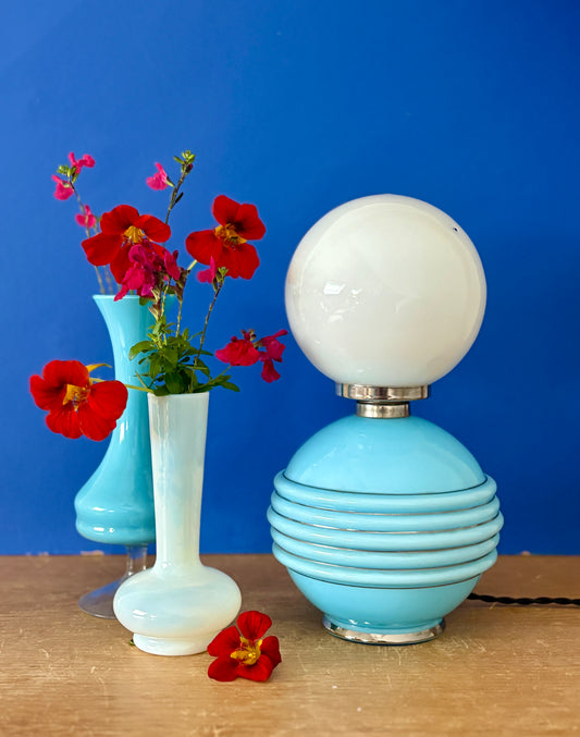 Lampe à poser vintage en opaline bleu et blanche