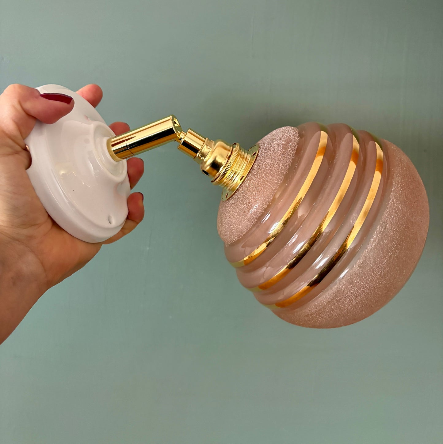 Applique globe vintage en verre granité rose et doré