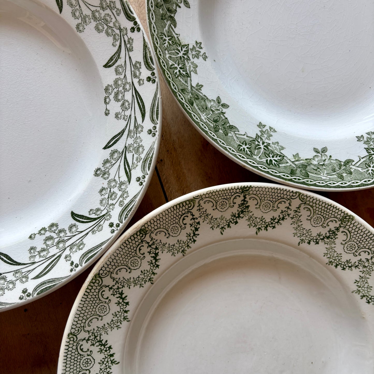 Lot de 6 assiettes vintage en terre de fer dépareillées