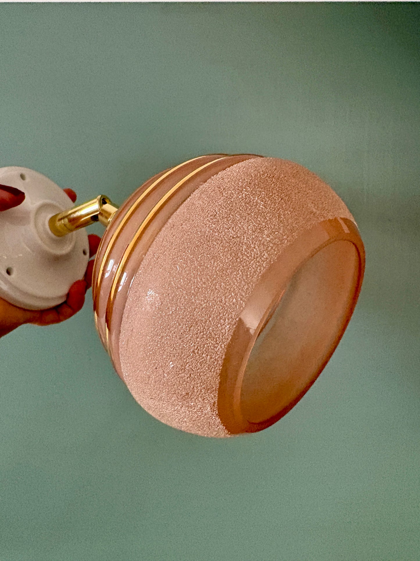 Applique globe vintage en verre granité rose et doré