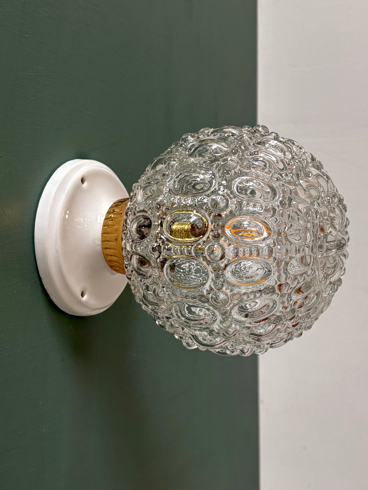 Applique ou plafonnier globe vintage en verre moulé