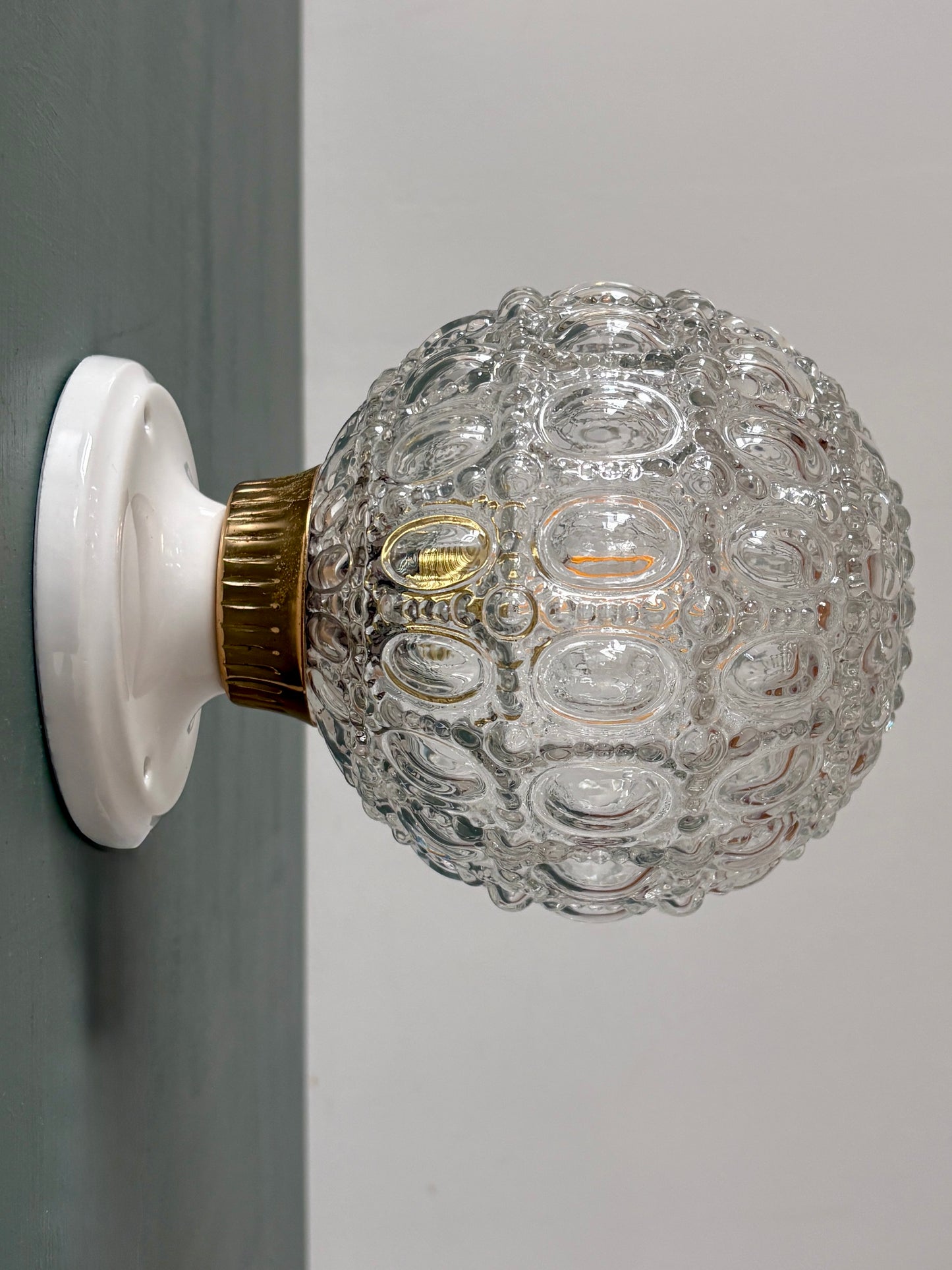 Applique ou plafonnier globe vintage en verre moulé