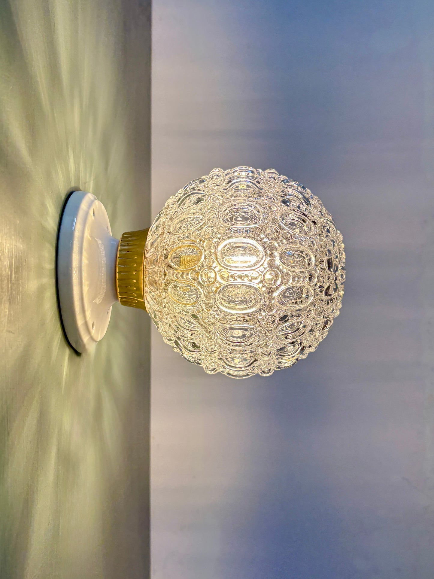 Applique ou plafonnier globe vintage en verre moulé