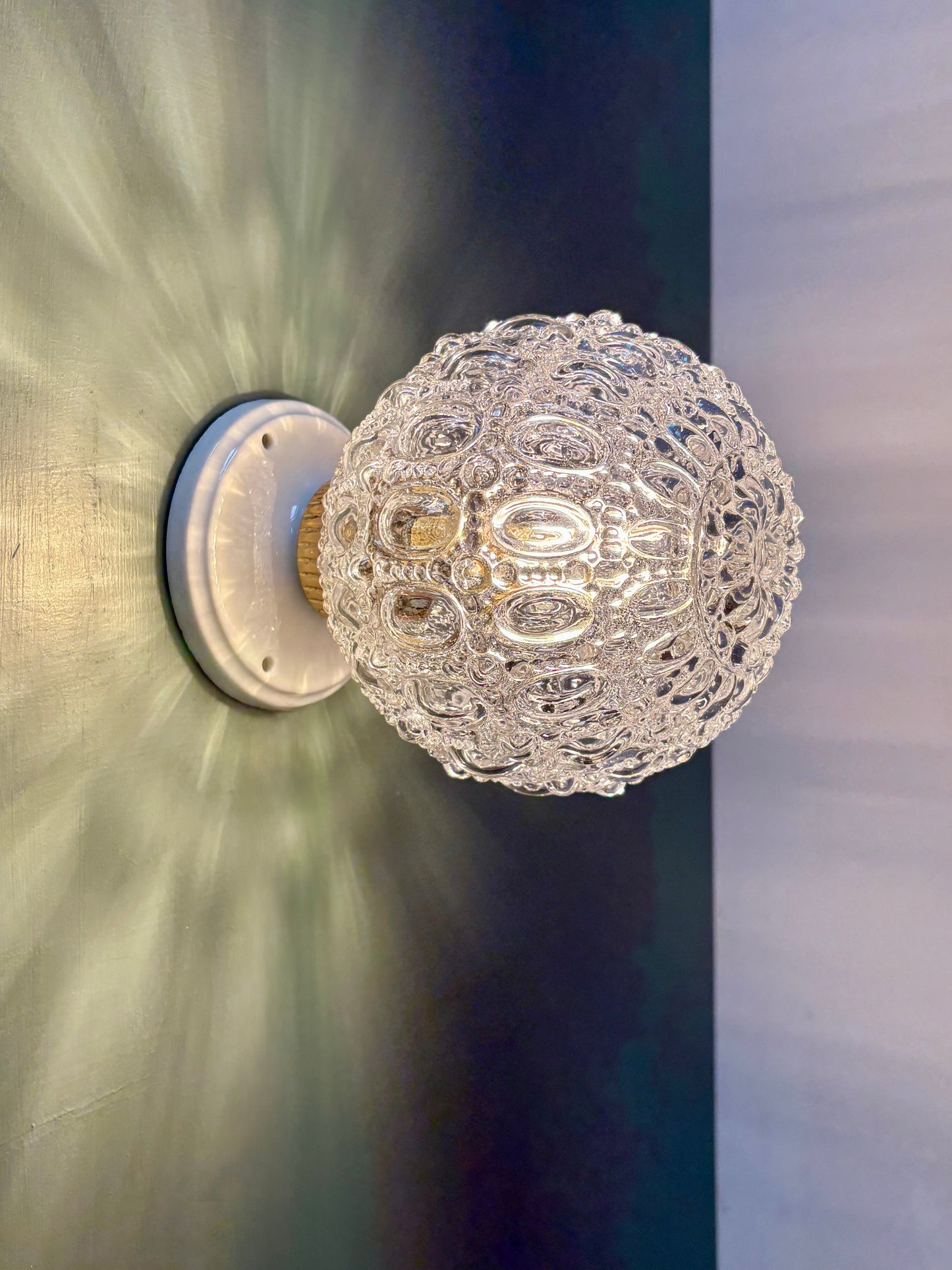 Applique ou plafonnier globe vintage en verre moulé