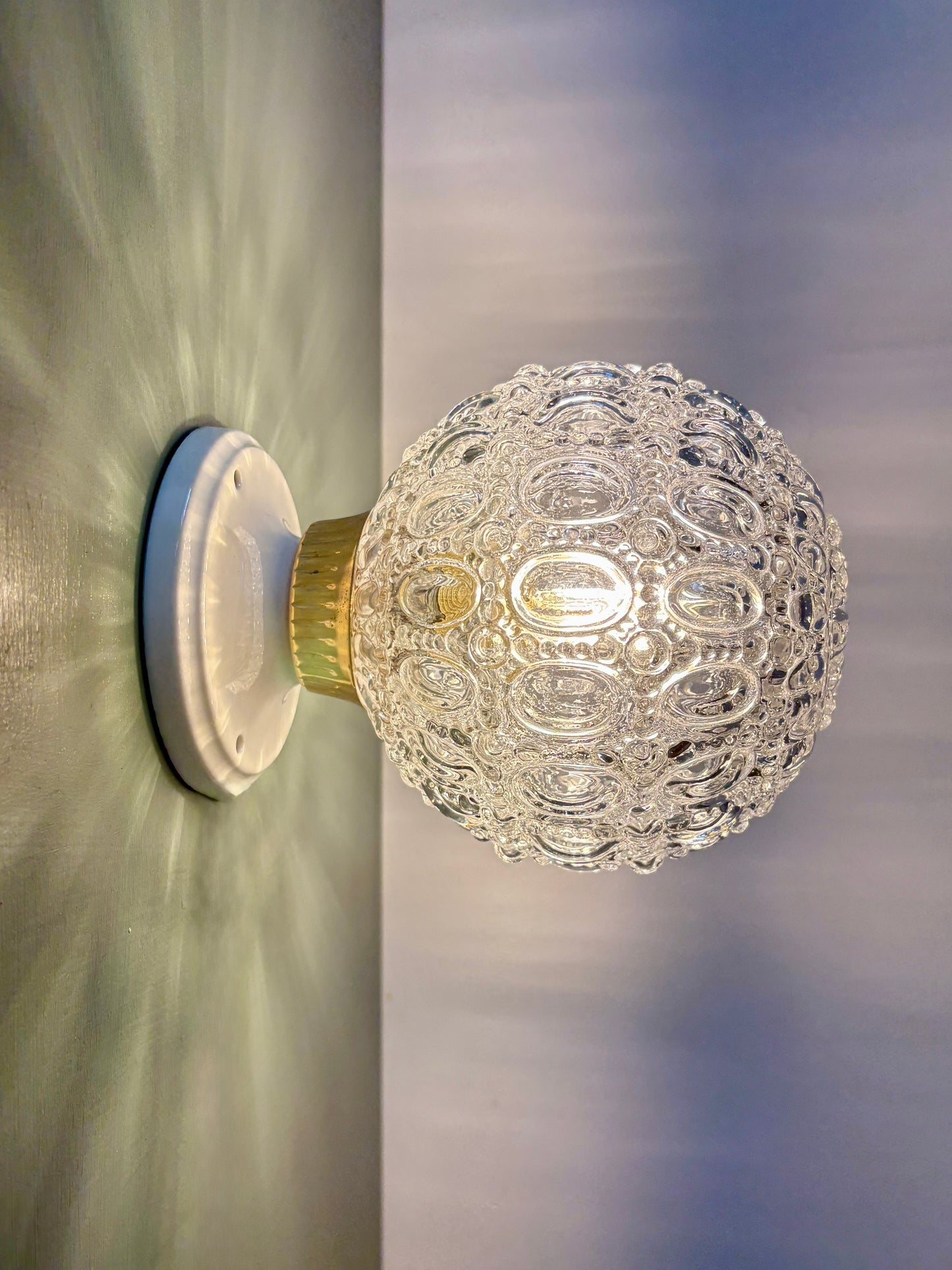 Applique ou plafonnier globe vintage en verre moulé