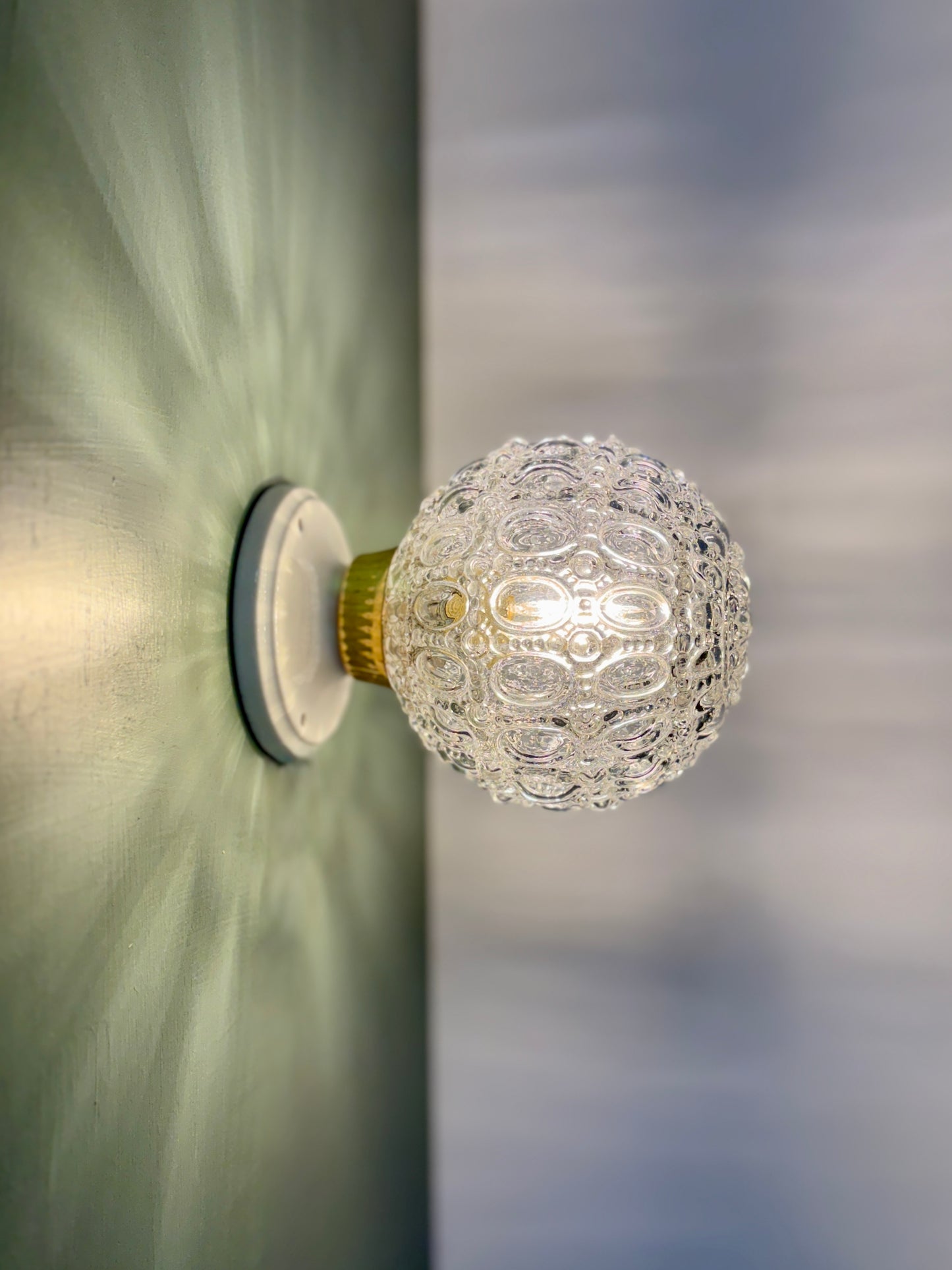 Applique ou plafonnier globe vintage en verre moulé