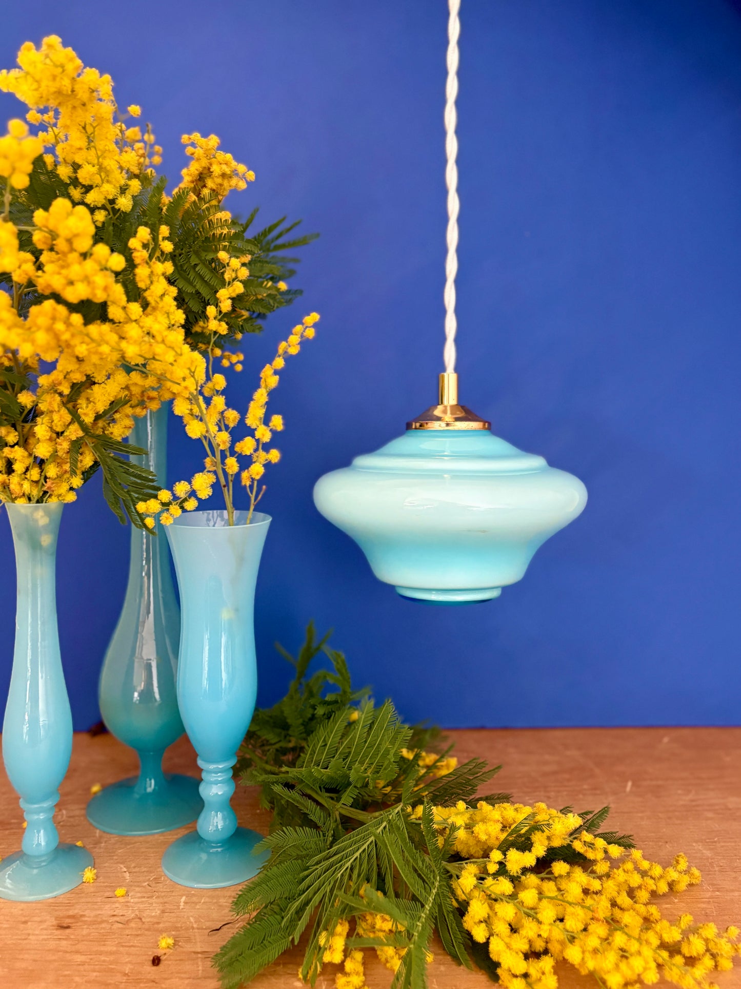 Suspension globe vintage en opaline bleue