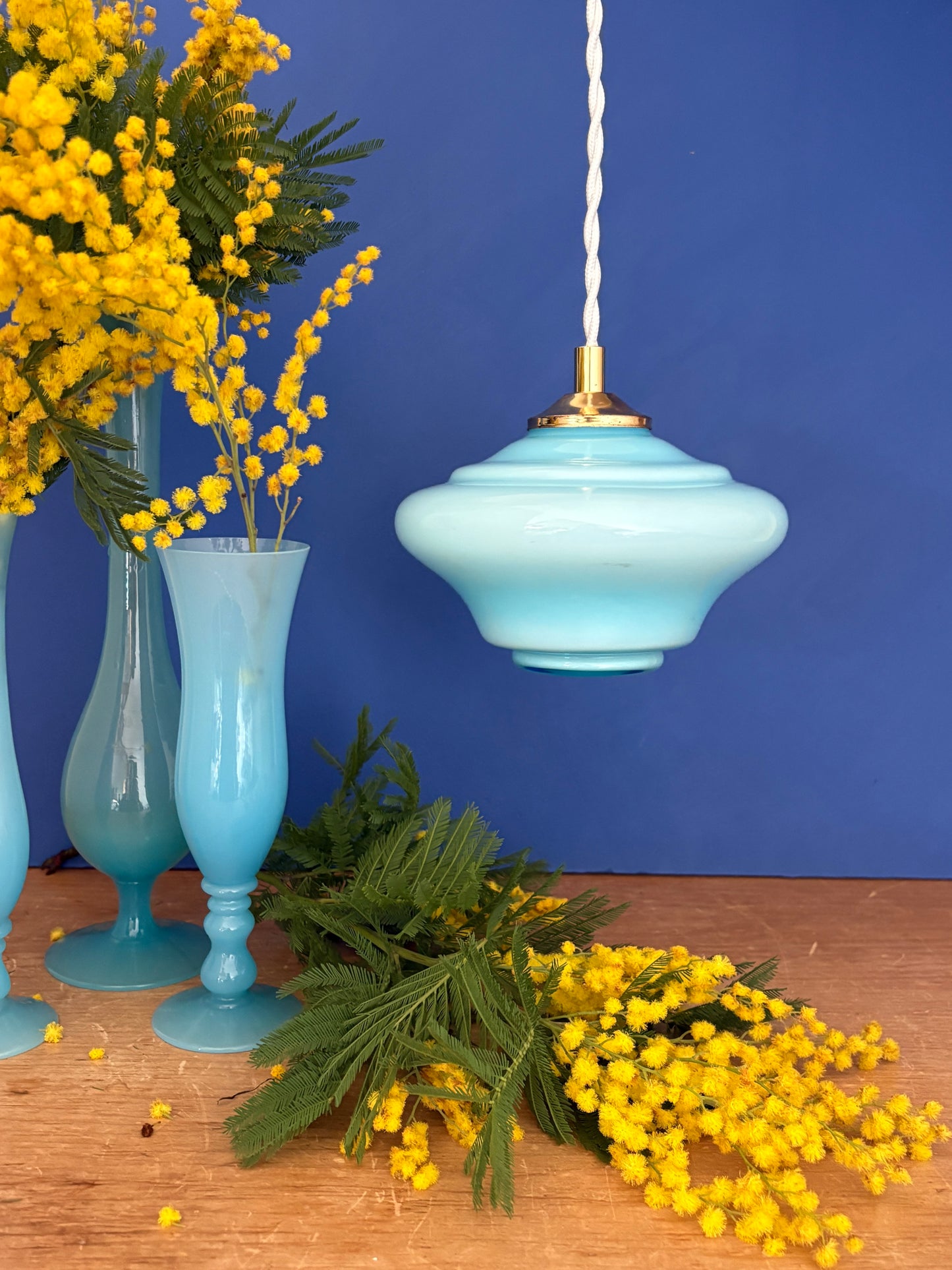 Suspension globe vintage en opaline bleue