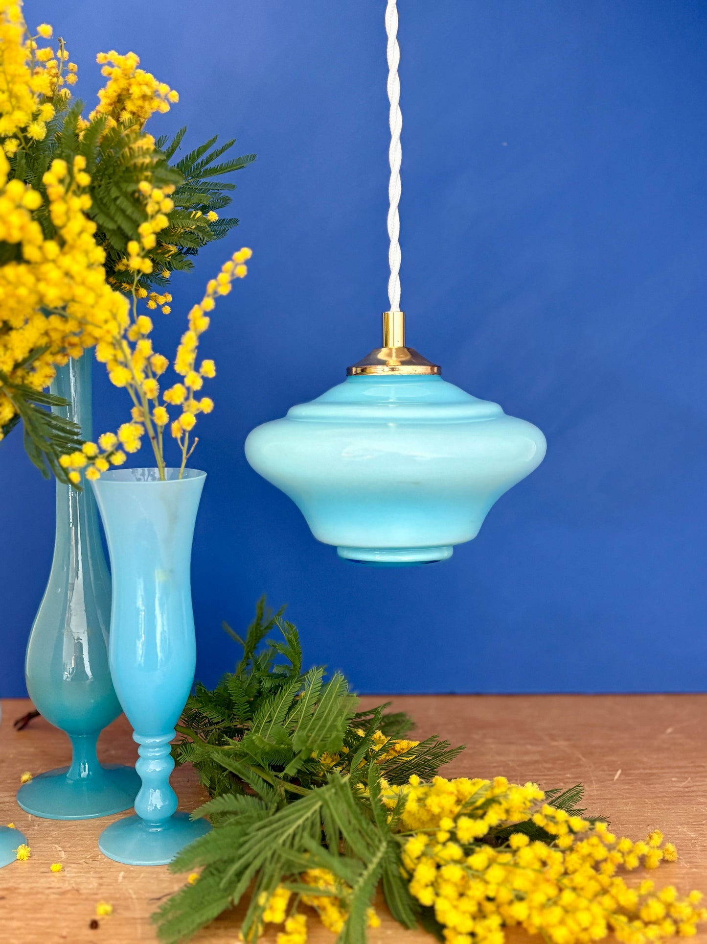 Suspension globe vintage en opaline bleue