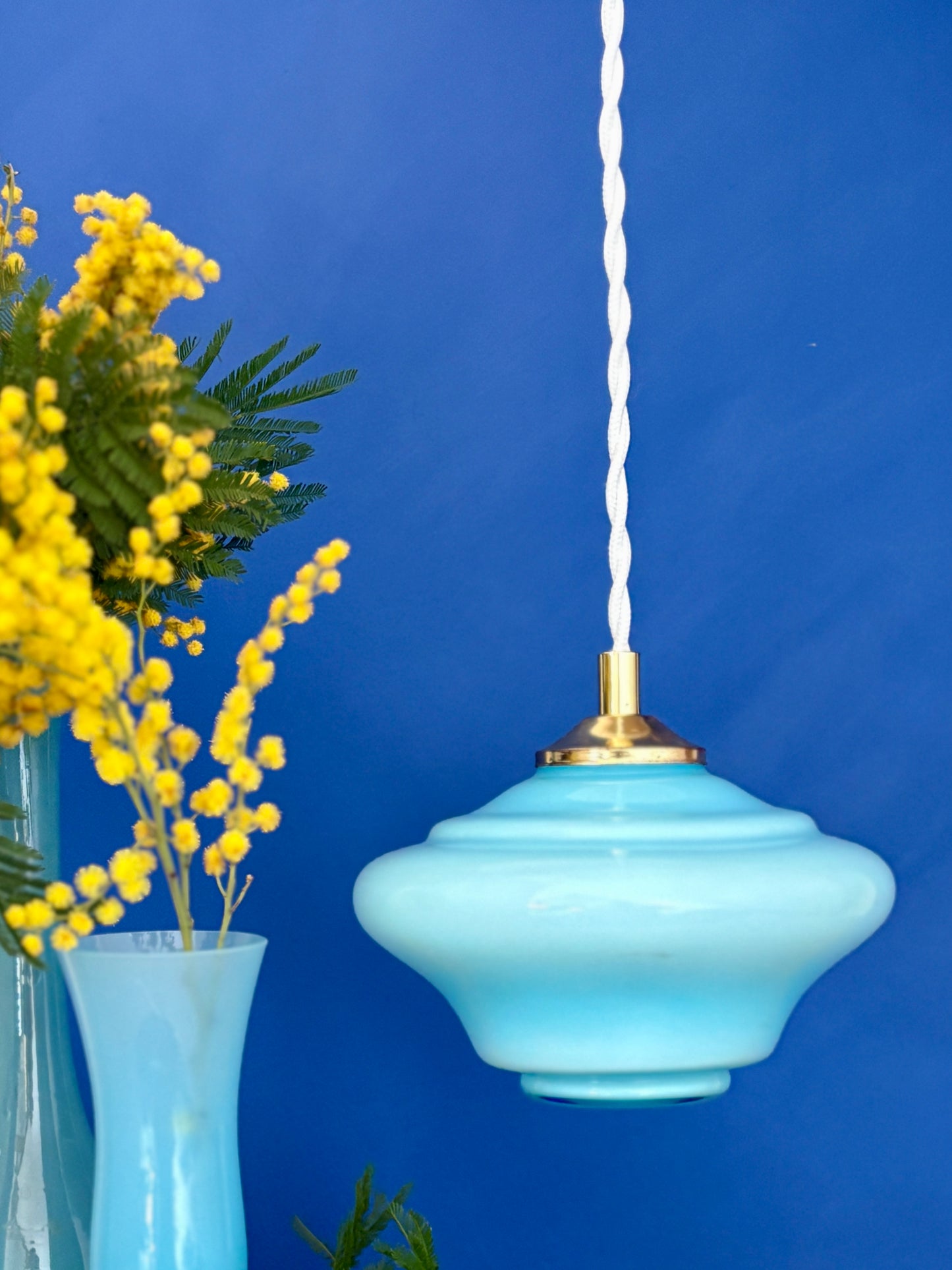 Suspension globe vintage en opaline bleue