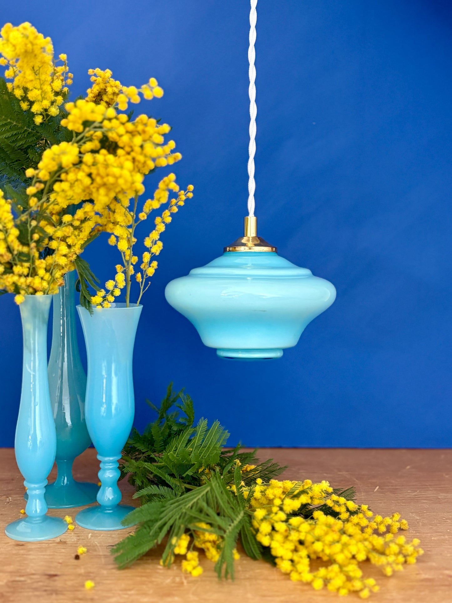 Suspension globe vintage en opaline bleue