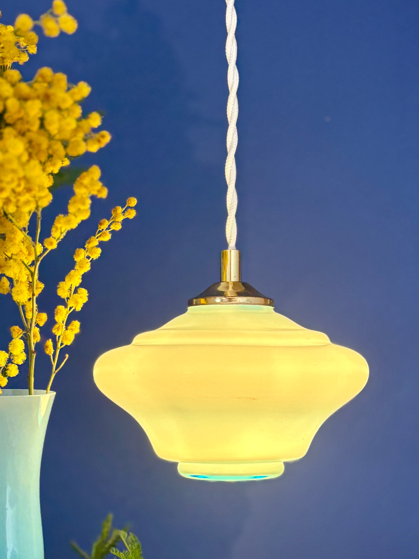 Suspension globe vintage en opaline bleue