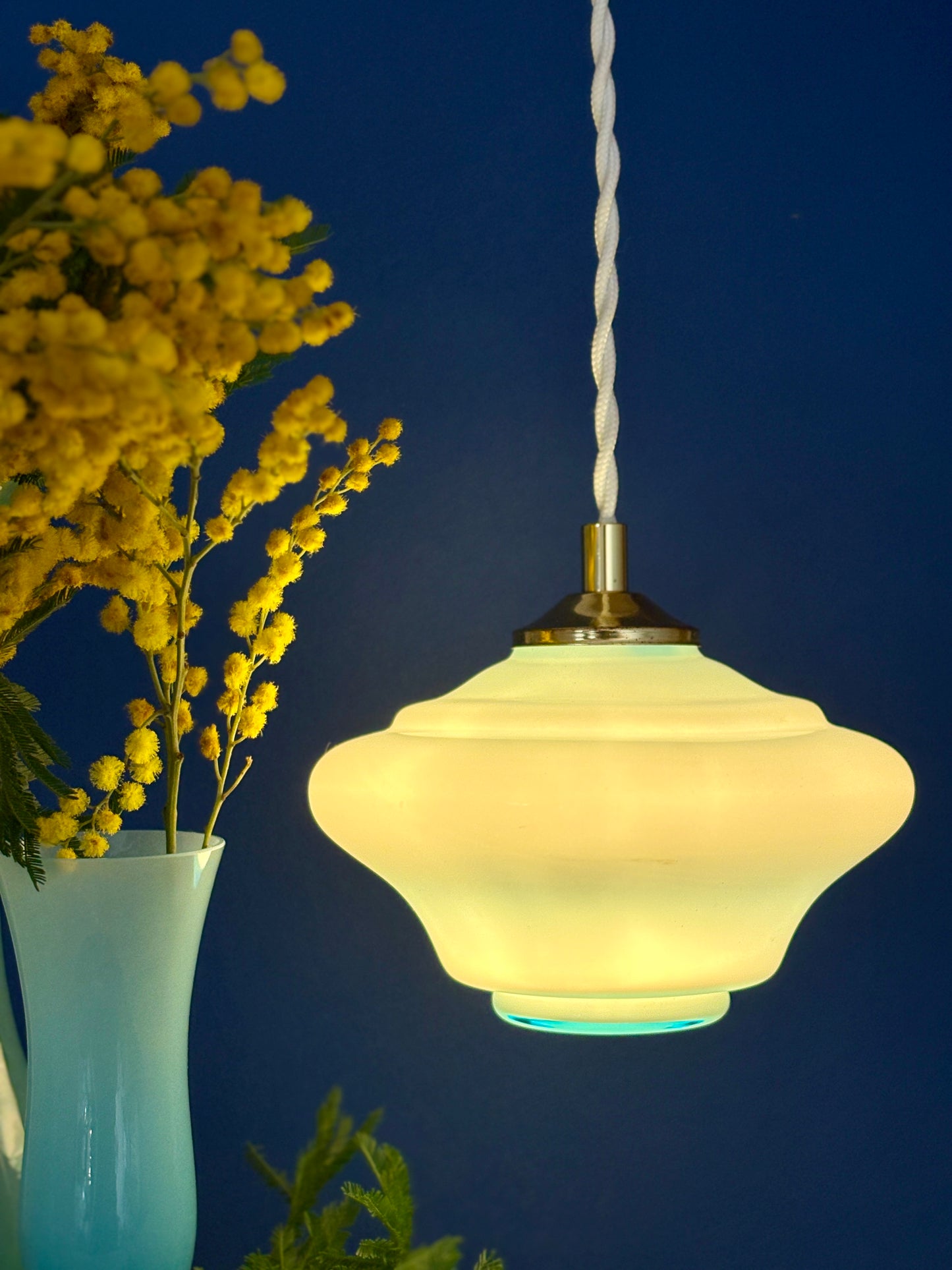 Suspension globe vintage en opaline bleue