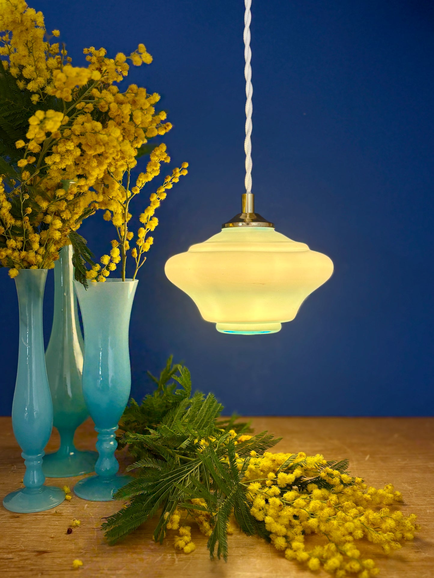 Suspension globe vintage en opaline bleue