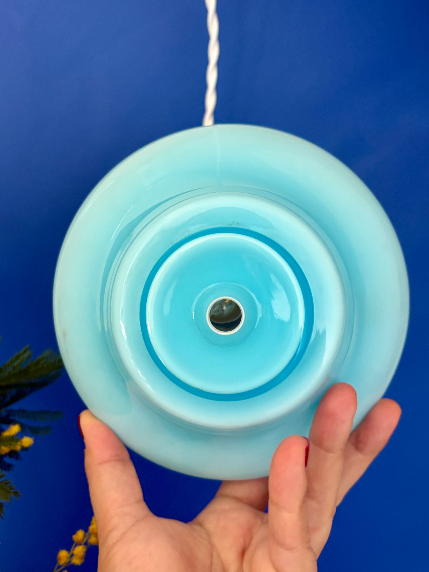 Suspension globe vintage en opaline bleue