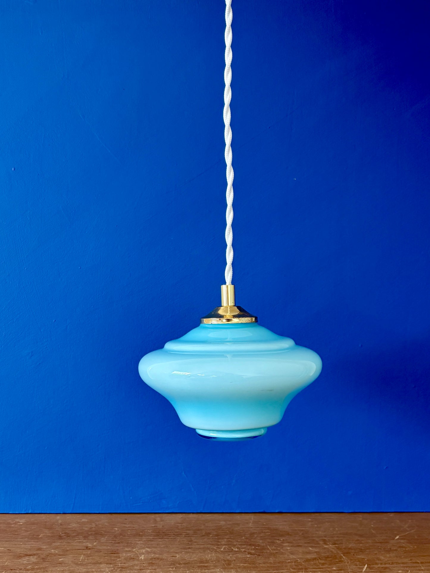 Suspension globe vintage en opaline bleue