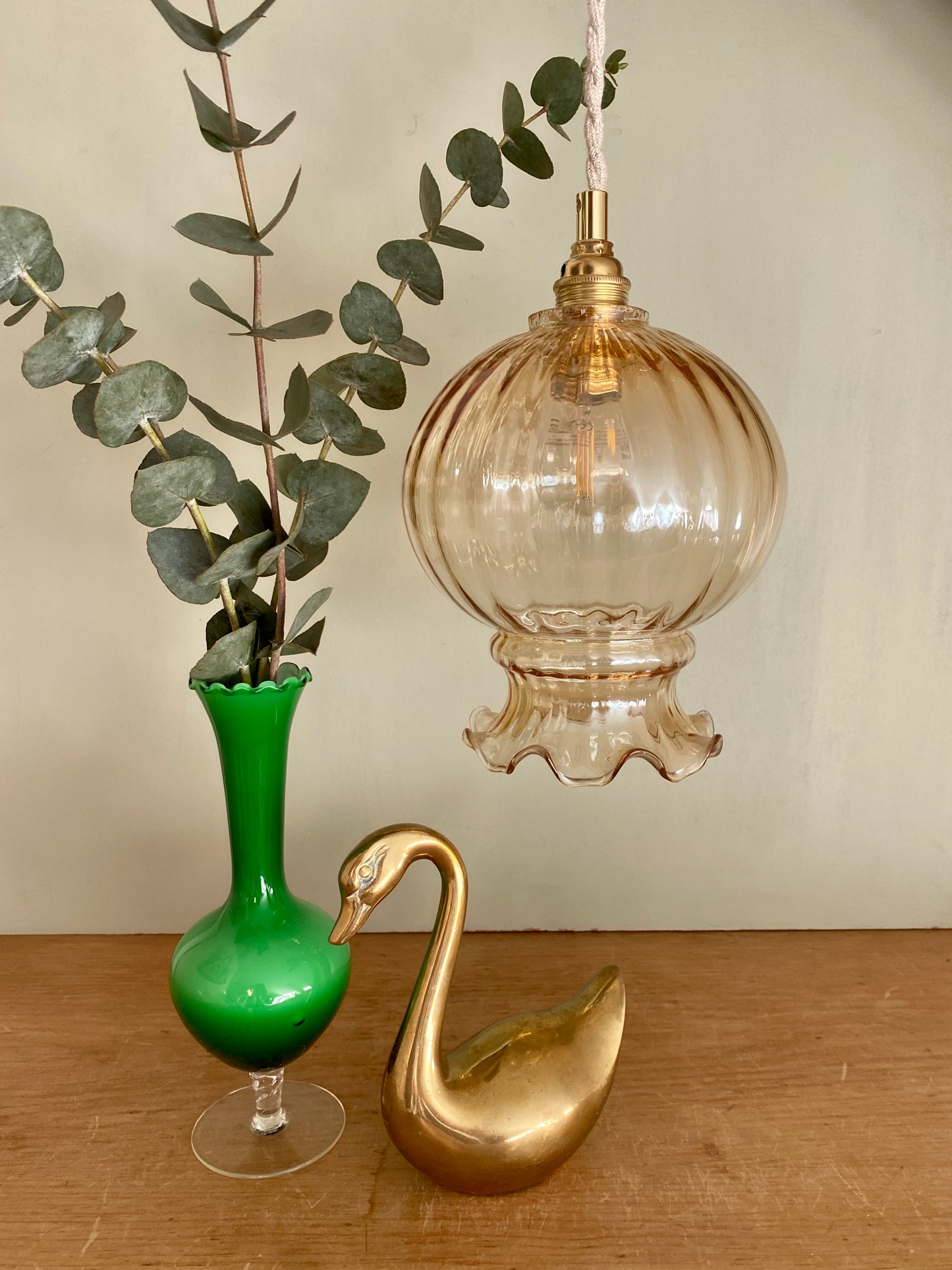 Suspension globe vintage en verre ambré