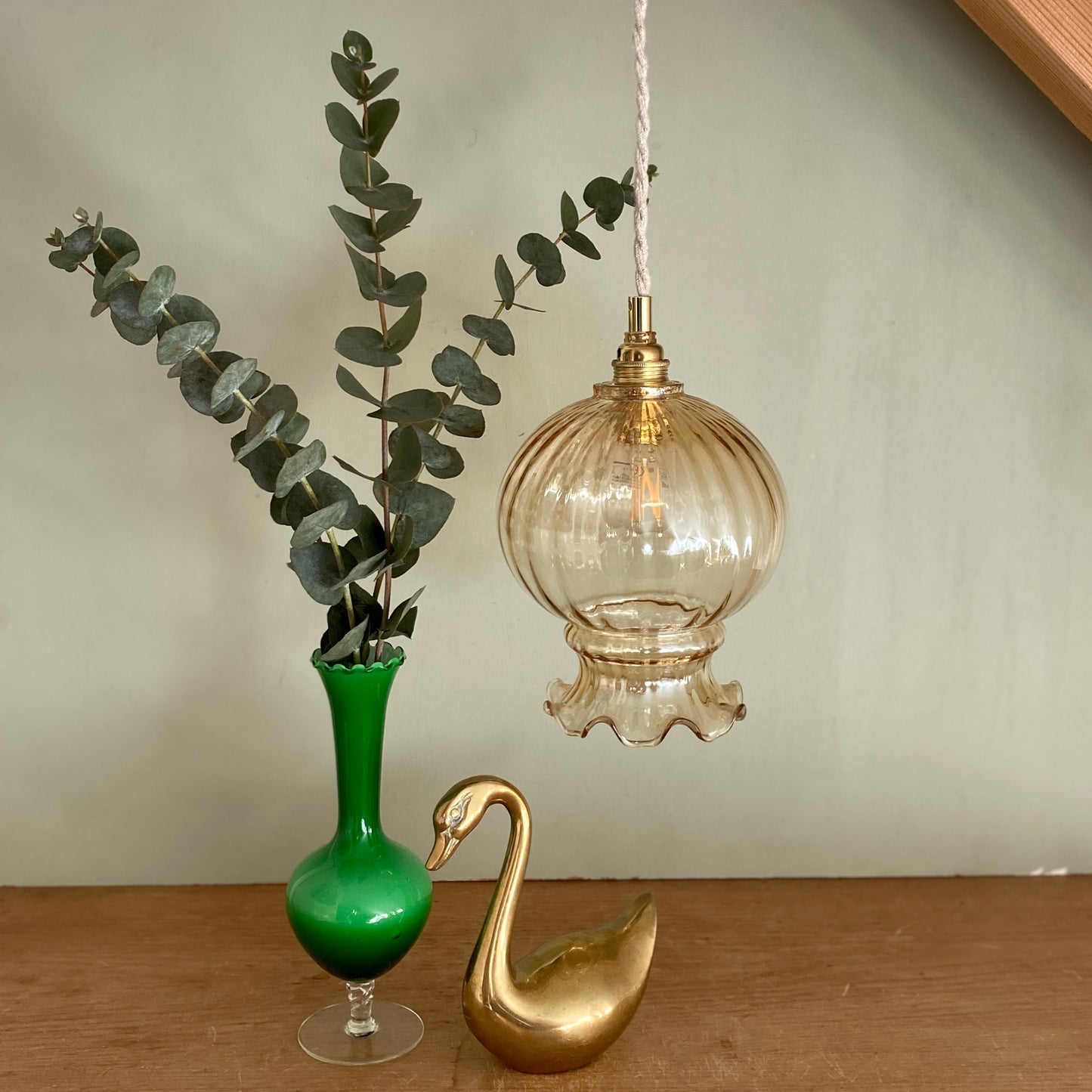 Suspension globe vintage en verre ambré