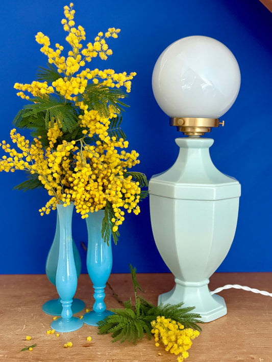 Lampe à poser  vintage en céramique bleue et opaline blanche