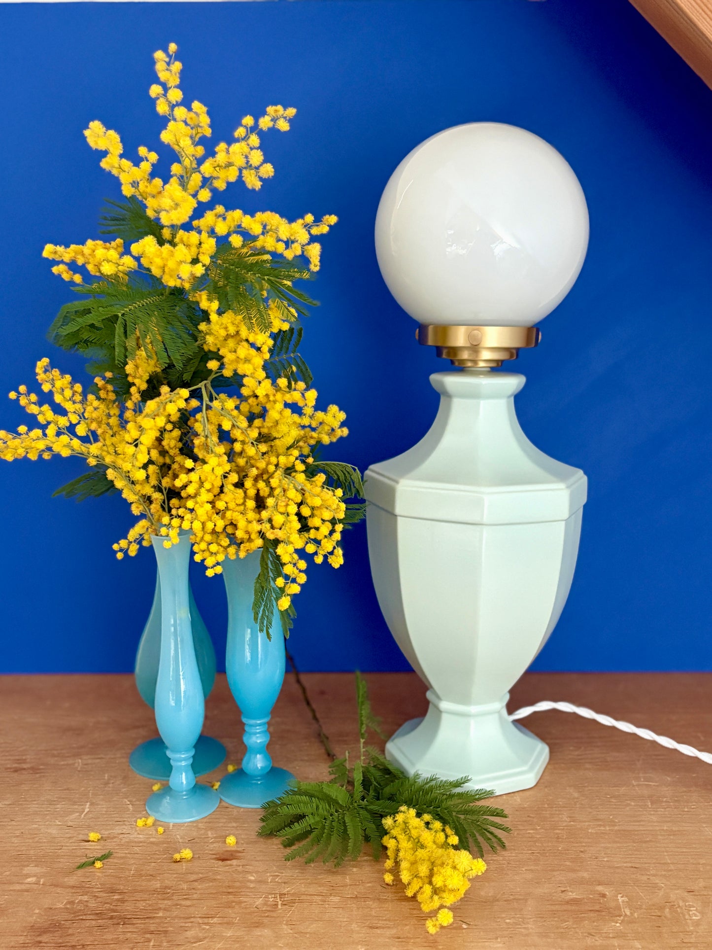 Lampe à poser  vintage en céramique bleue et opaline blanche