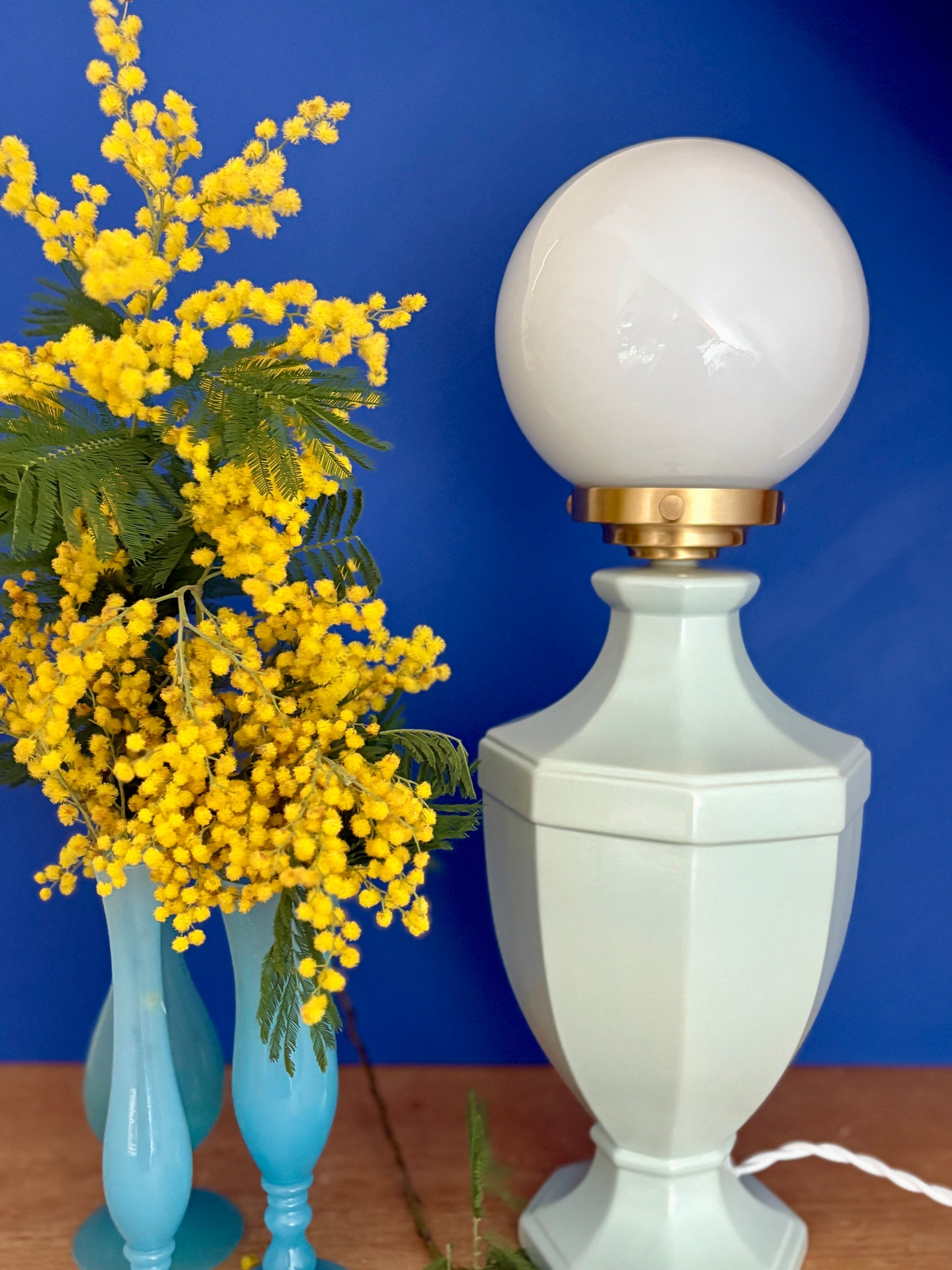 Lampe à poser  vintage en céramique bleue et opaline blanche