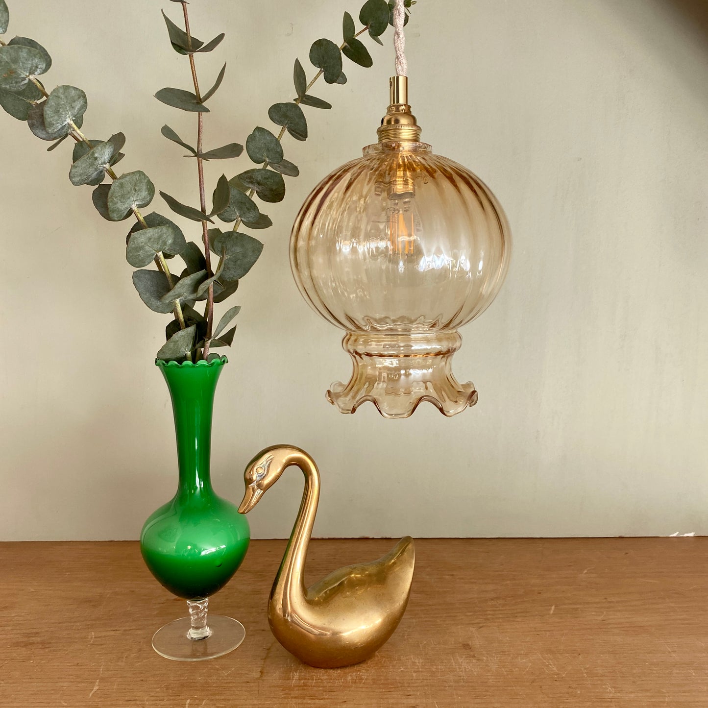 Suspension globe vintage en verre ambré