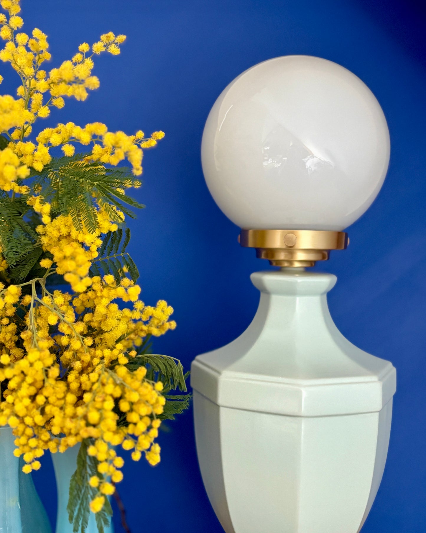 Lampe à poser  vintage en céramique bleue et opaline blanche