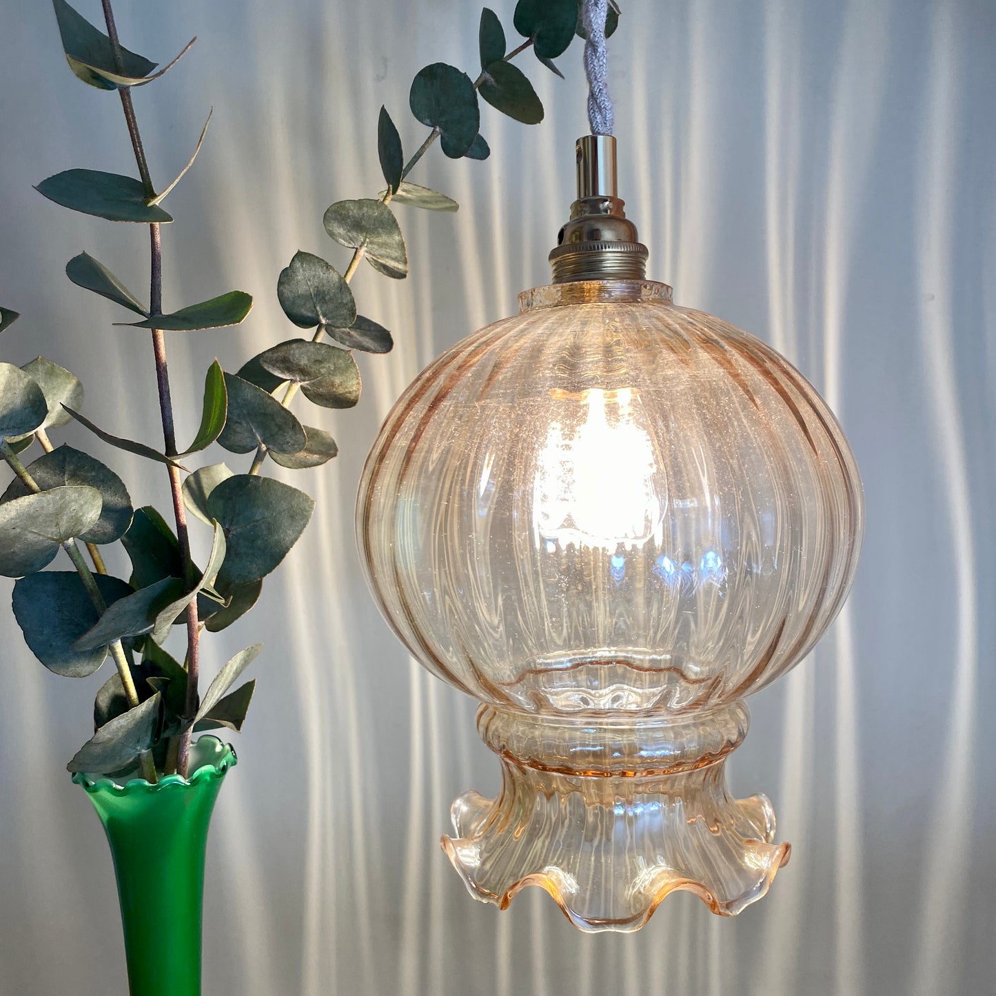 Suspension globe vintage en verre ambré