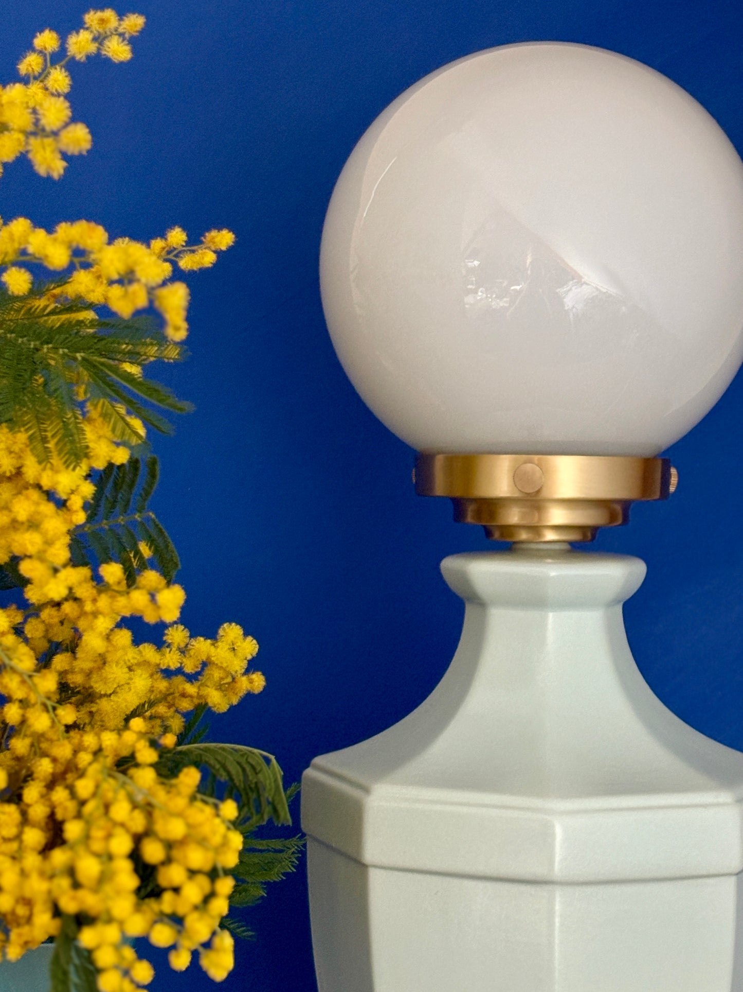 Lampe à poser  vintage en céramique bleue et opaline blanche