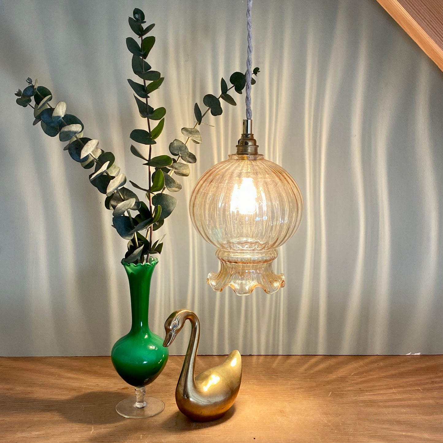 Suspension globe vintage en verre ambré