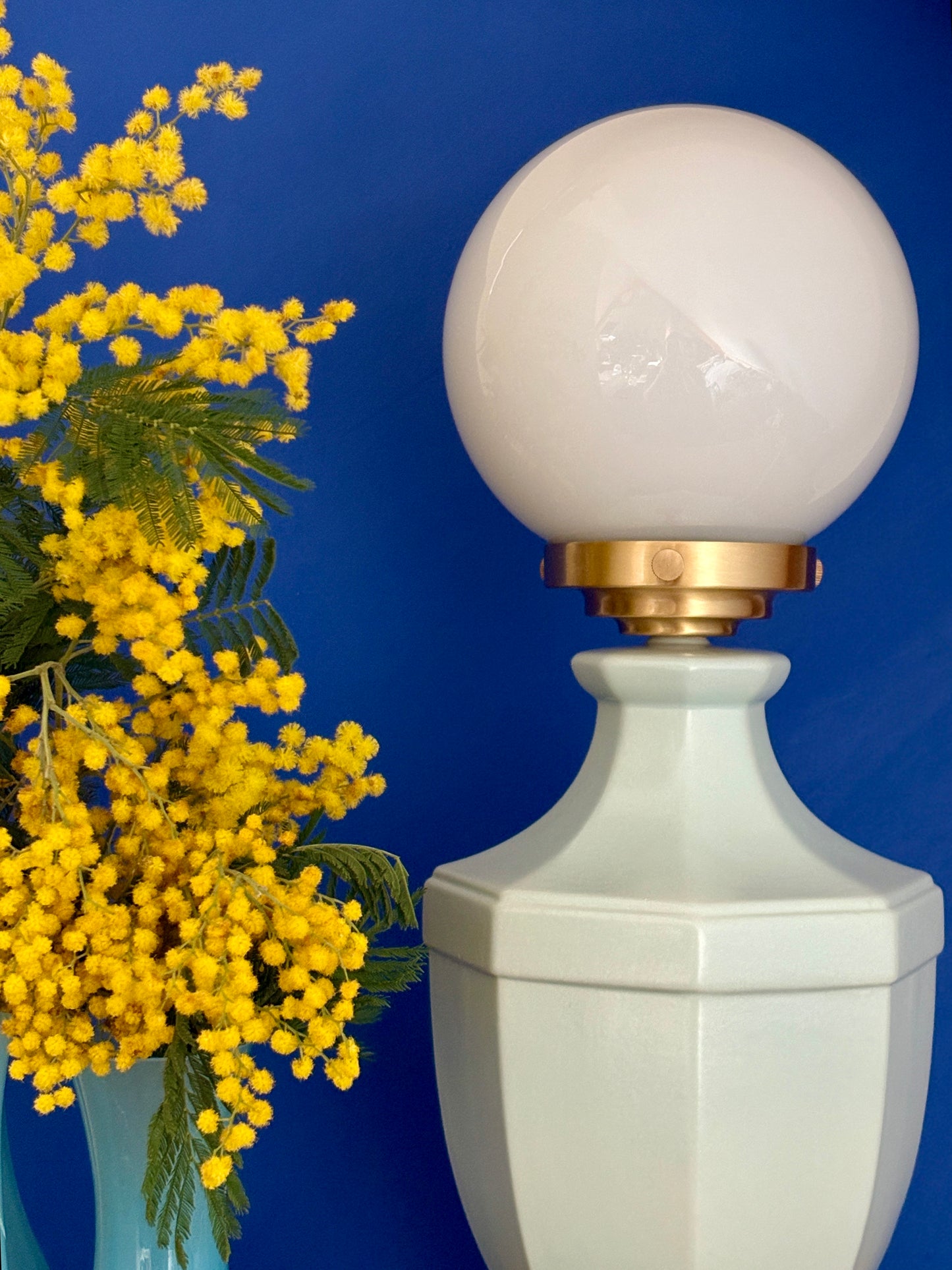 Lampe à poser  vintage en céramique bleue et opaline blanche
