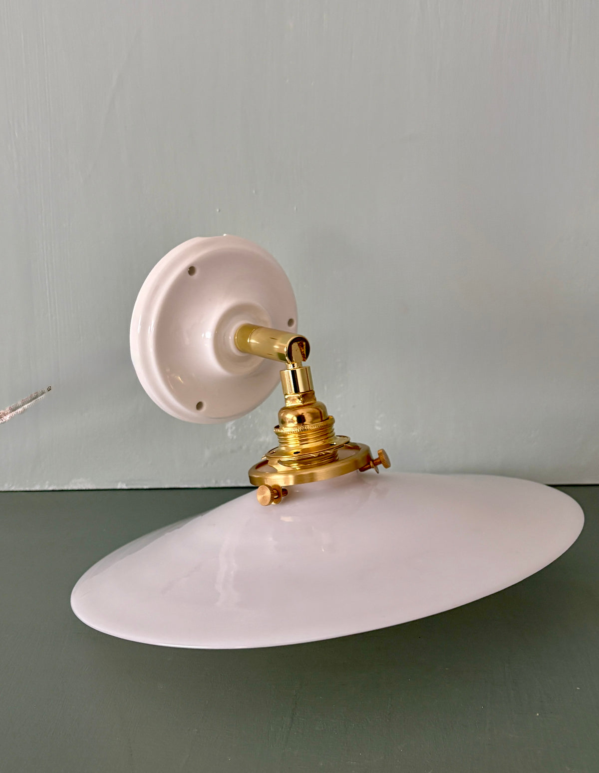 Applique abat-jour vintage en opaline blanche