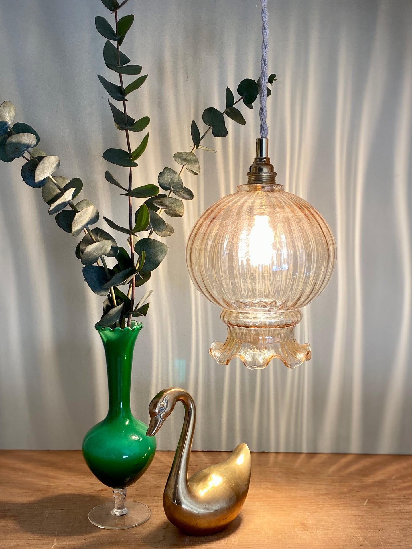 Suspension globe vintage en verre ambré