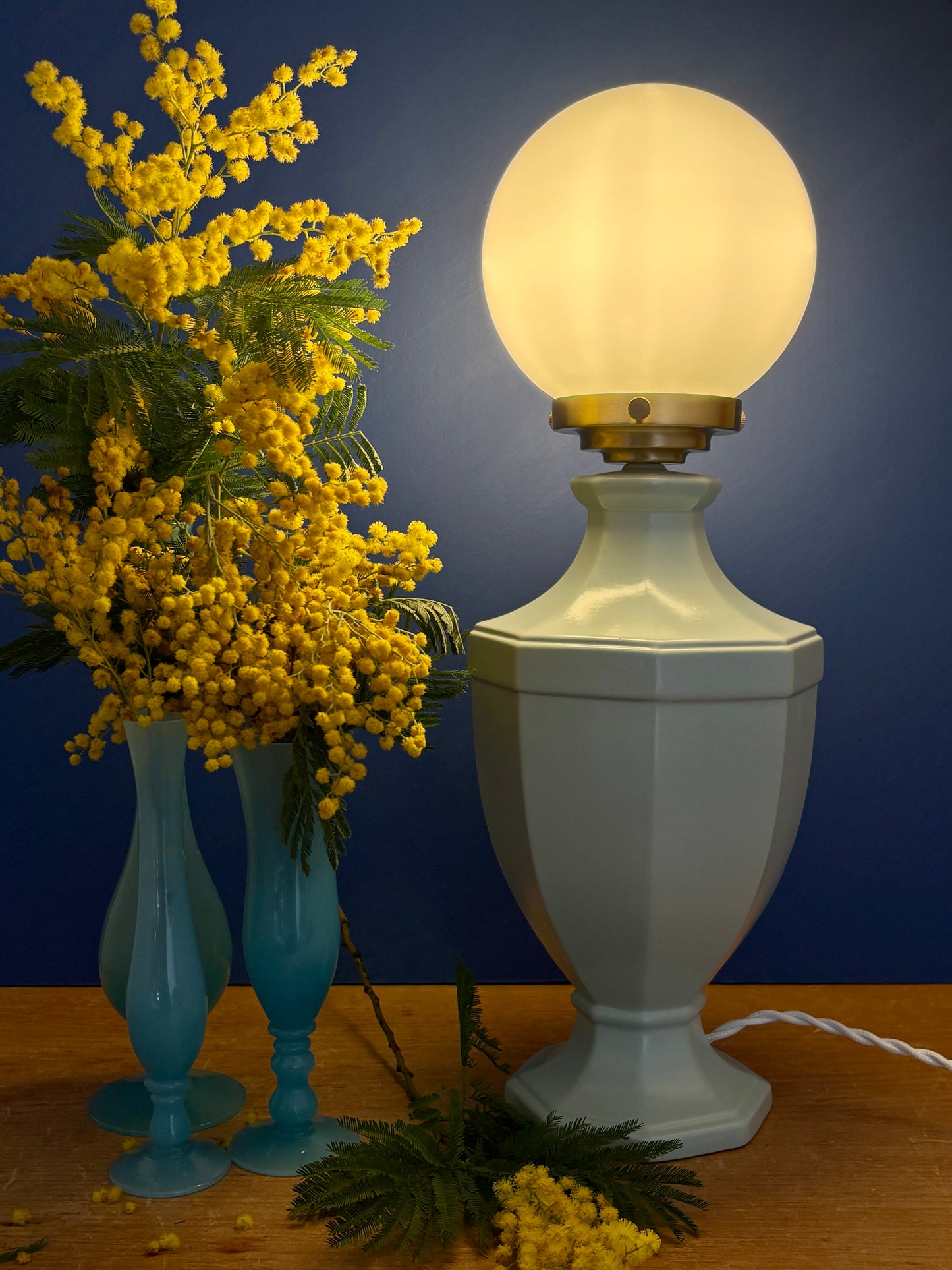 Lampe à poser  vintage en céramique bleue et opaline blanche
