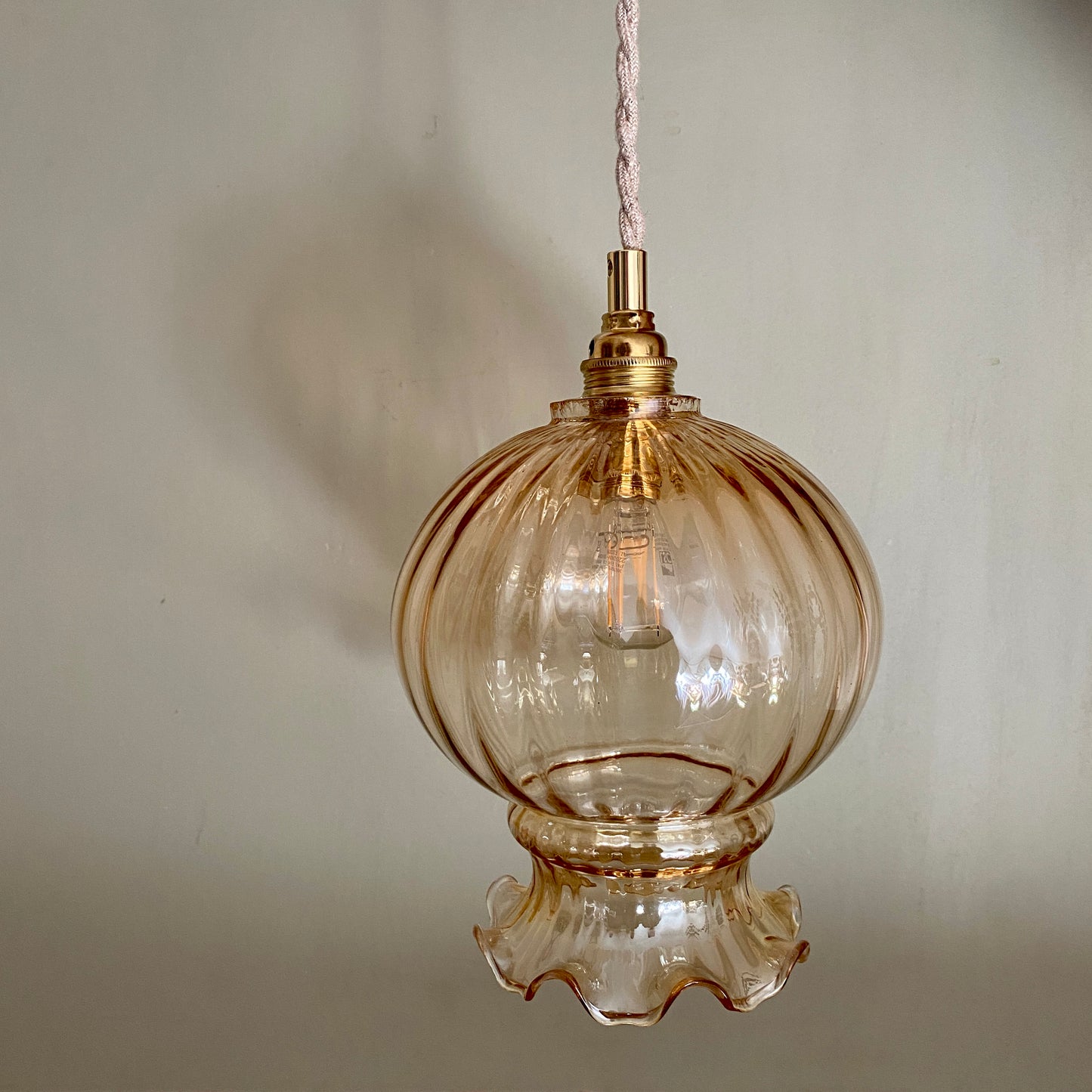 Suspension globe vintage en verre ambré