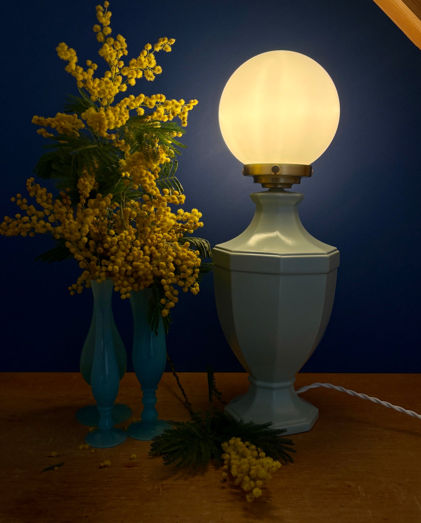 Lampe à poser  vintage en céramique bleue et opaline blanche