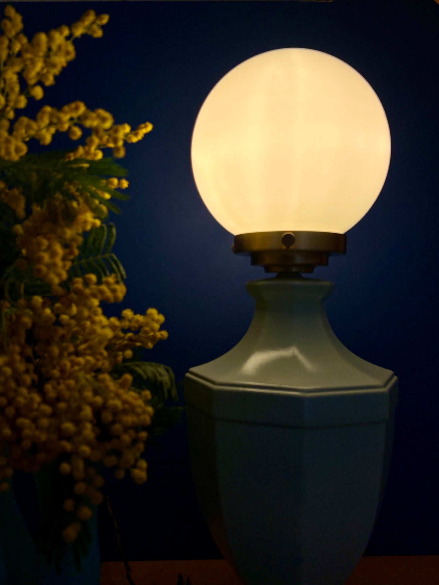 Lampe à poser  vintage en céramique bleue et opaline blanche