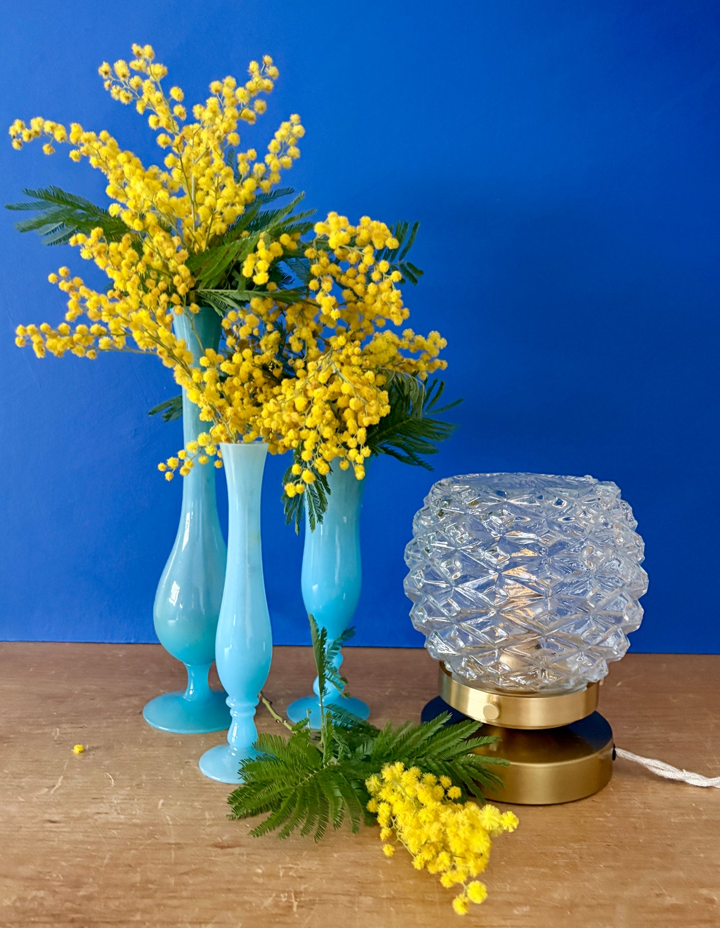 Lampe à poser globe vintage en verre moulé