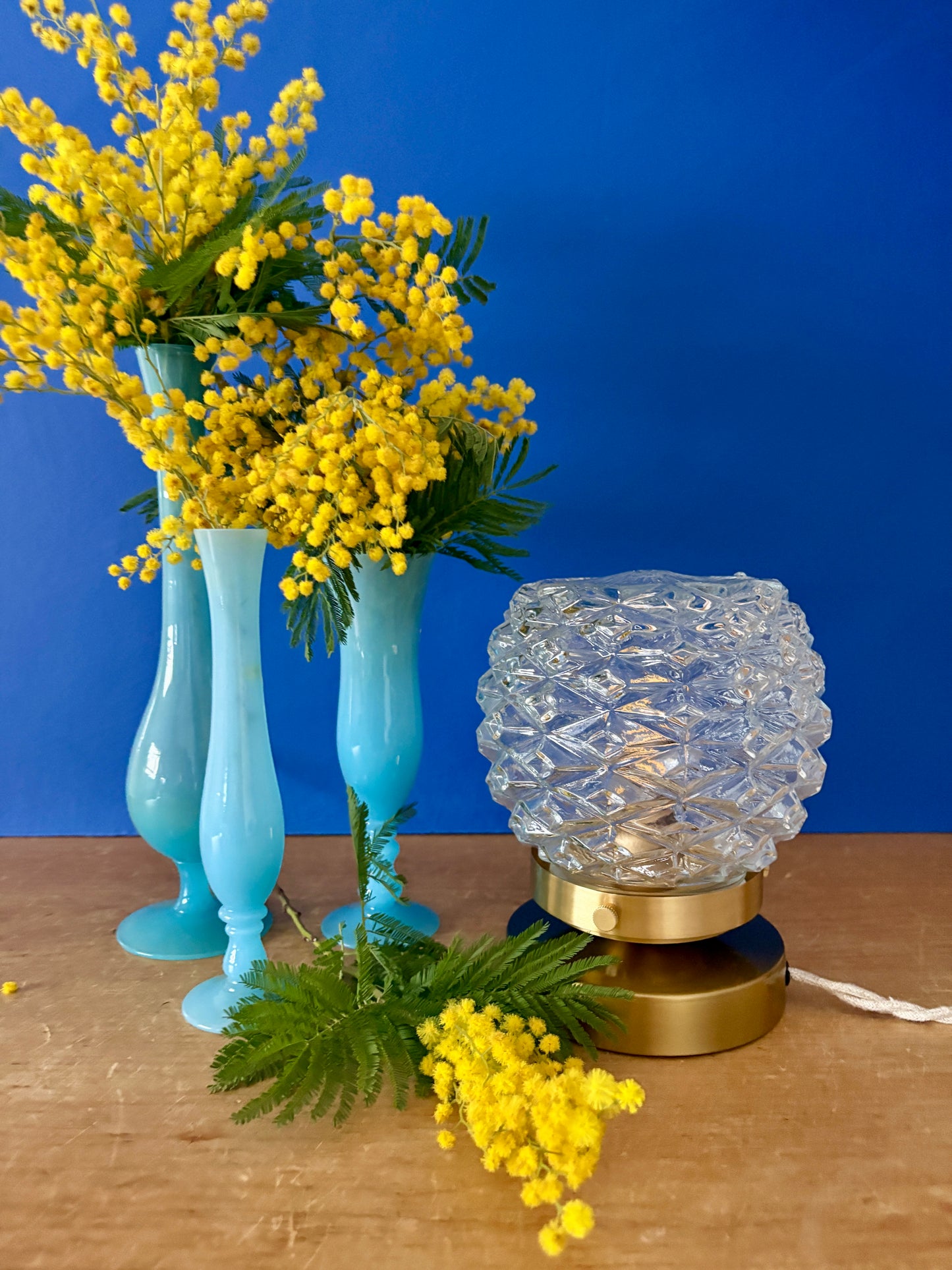 Lampe à poser globe vintage en verre moulé