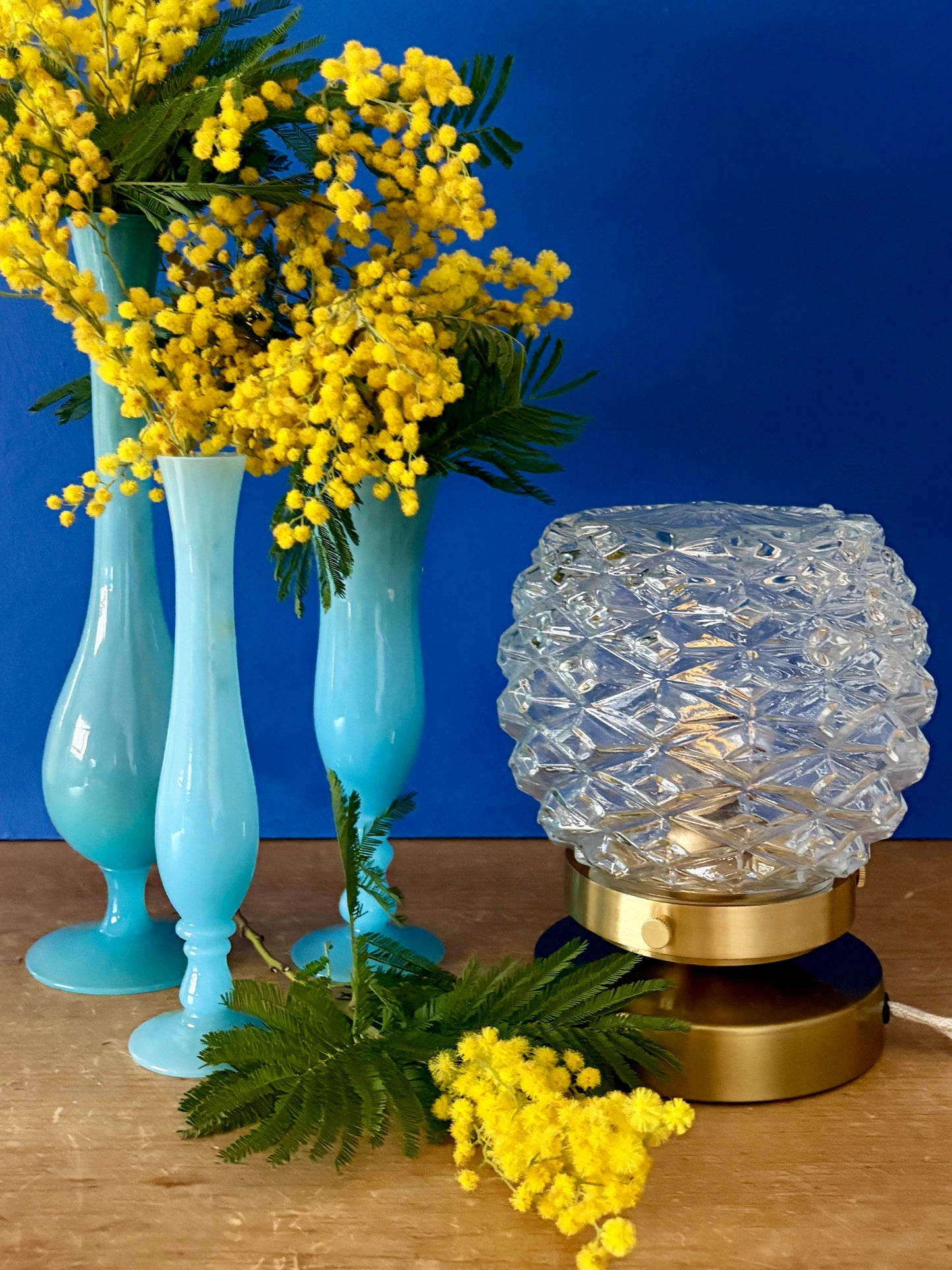 Lampe à poser globe vintage en verre moulé