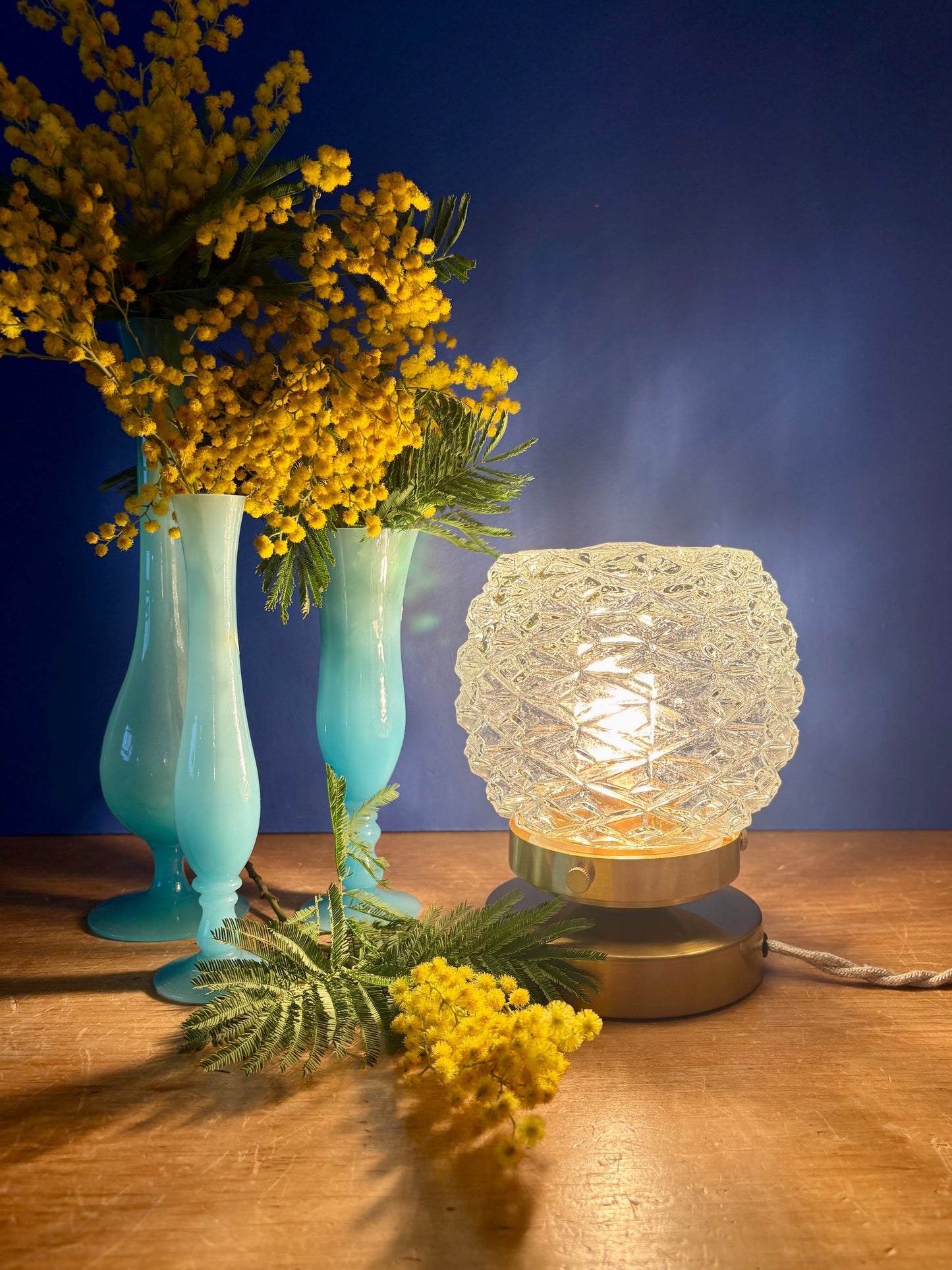 Lampe à poser globe vintage en verre moulé