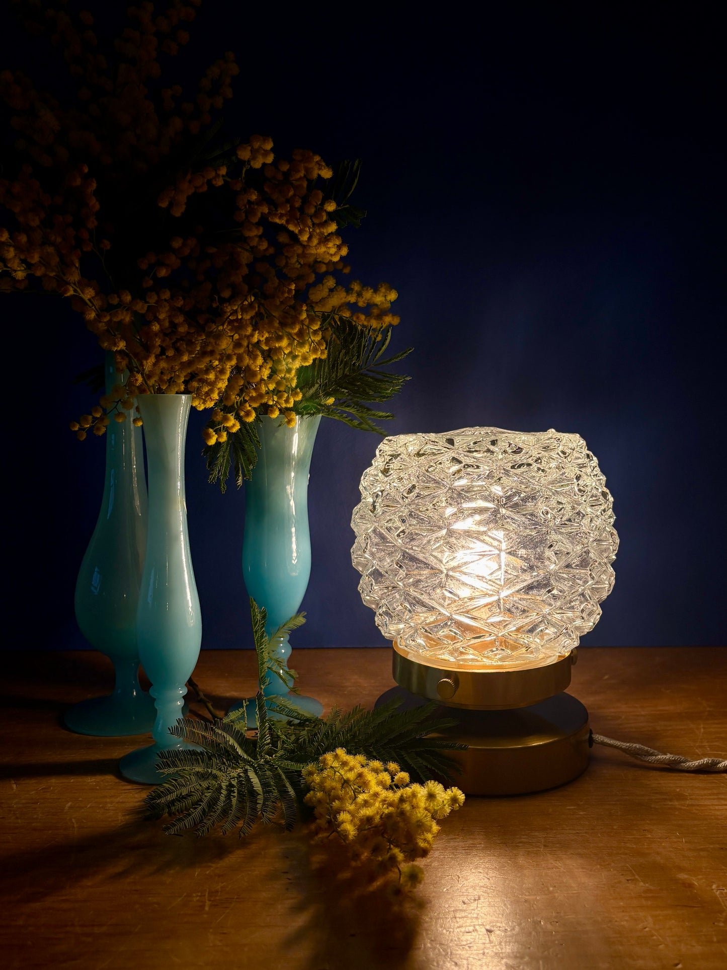 Lampe à poser globe vintage en verre moulé