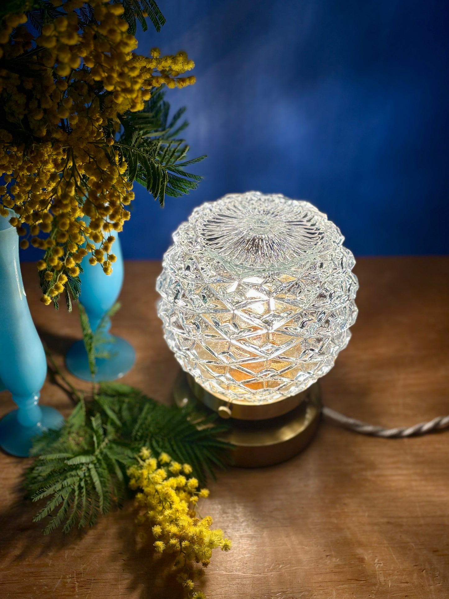 Lampe à poser globe vintage en verre moulé